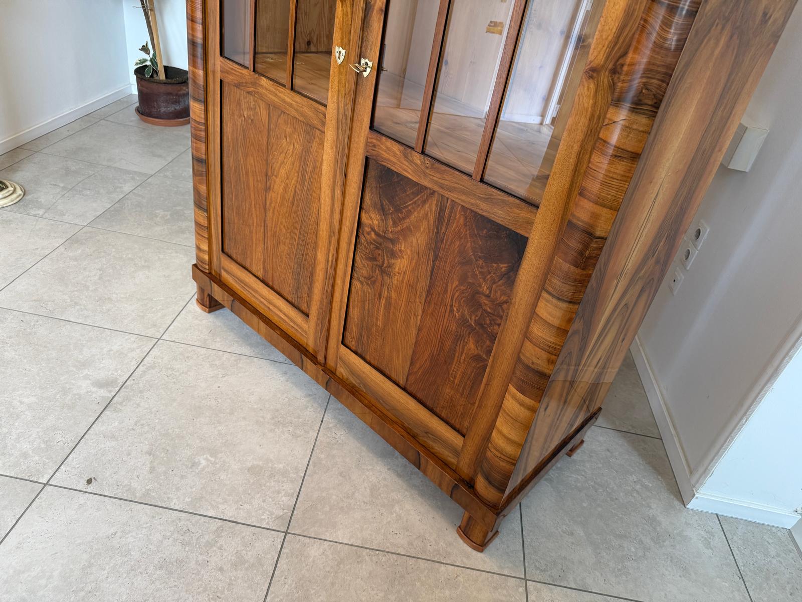 SALE Biedermeier Vitrine Bücherschrank Sammlervitrine Nussholz Antiquität G1813
