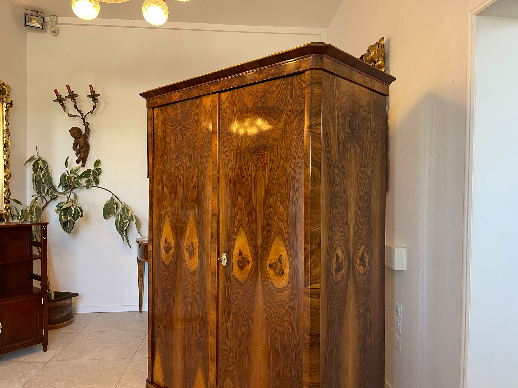 3c3ab69d-4636-403b-af73-e068363d00ee Restaurierter Biedermeier Schrank Garderobe mit Nussbaumfurnier A5050