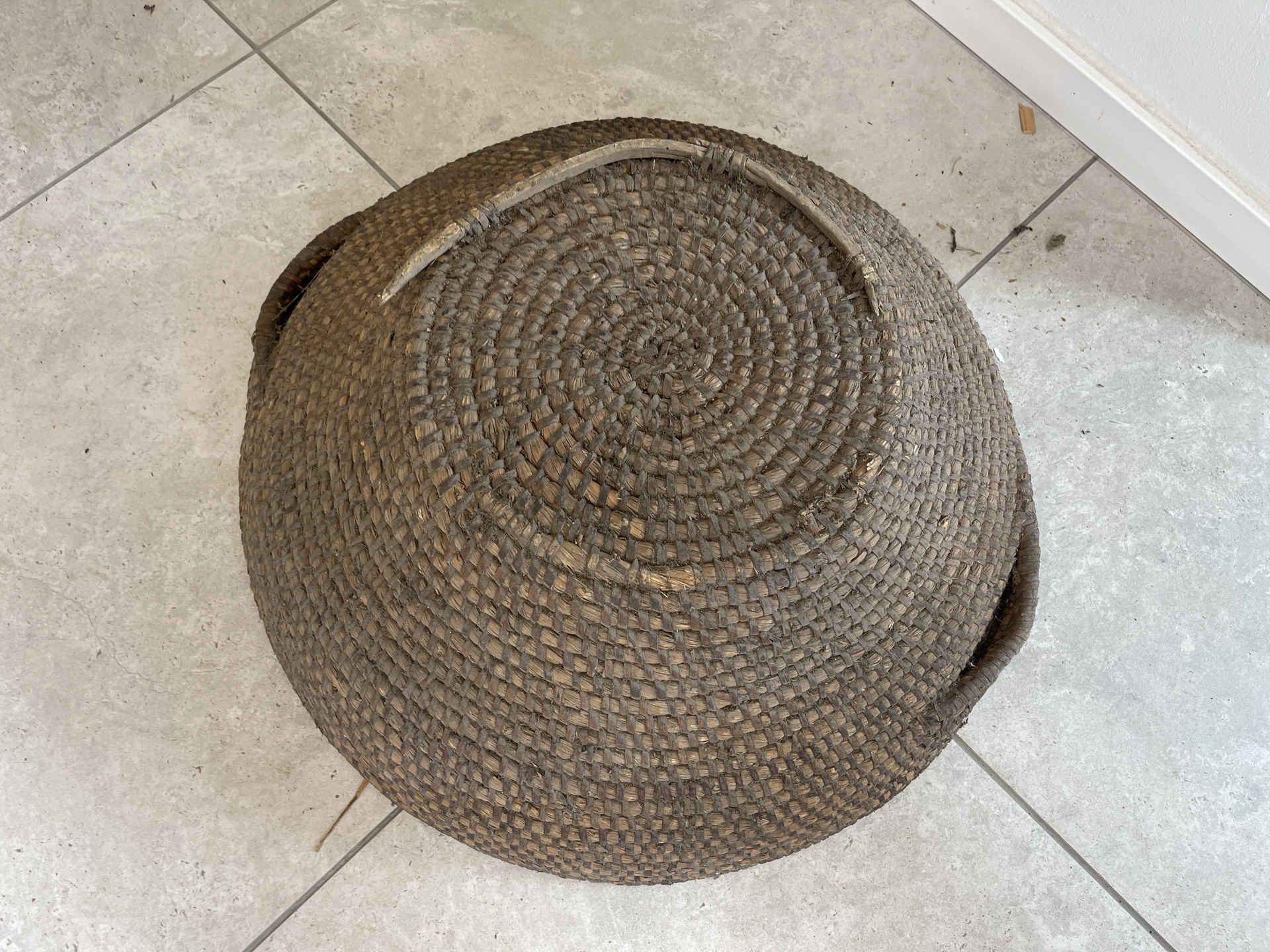 IMG_9528zzArhViB4QIMM alter Strohkorb Strohgeflecht Brotkorb Obstschüssel A4459