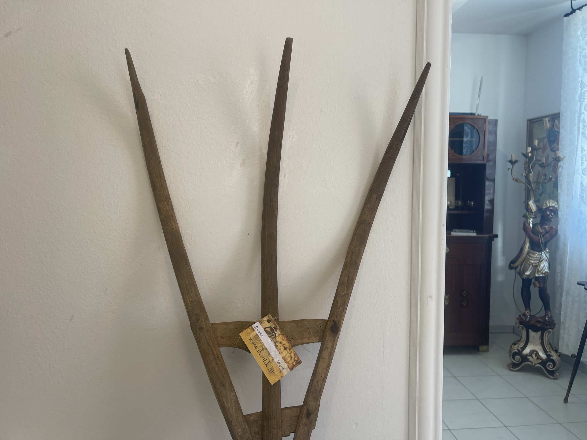 bauernschrank-Kredenz_37 Alte Heugabel aus Holz für Dekoration oder Heuarbeiten - Rustikal - B1789