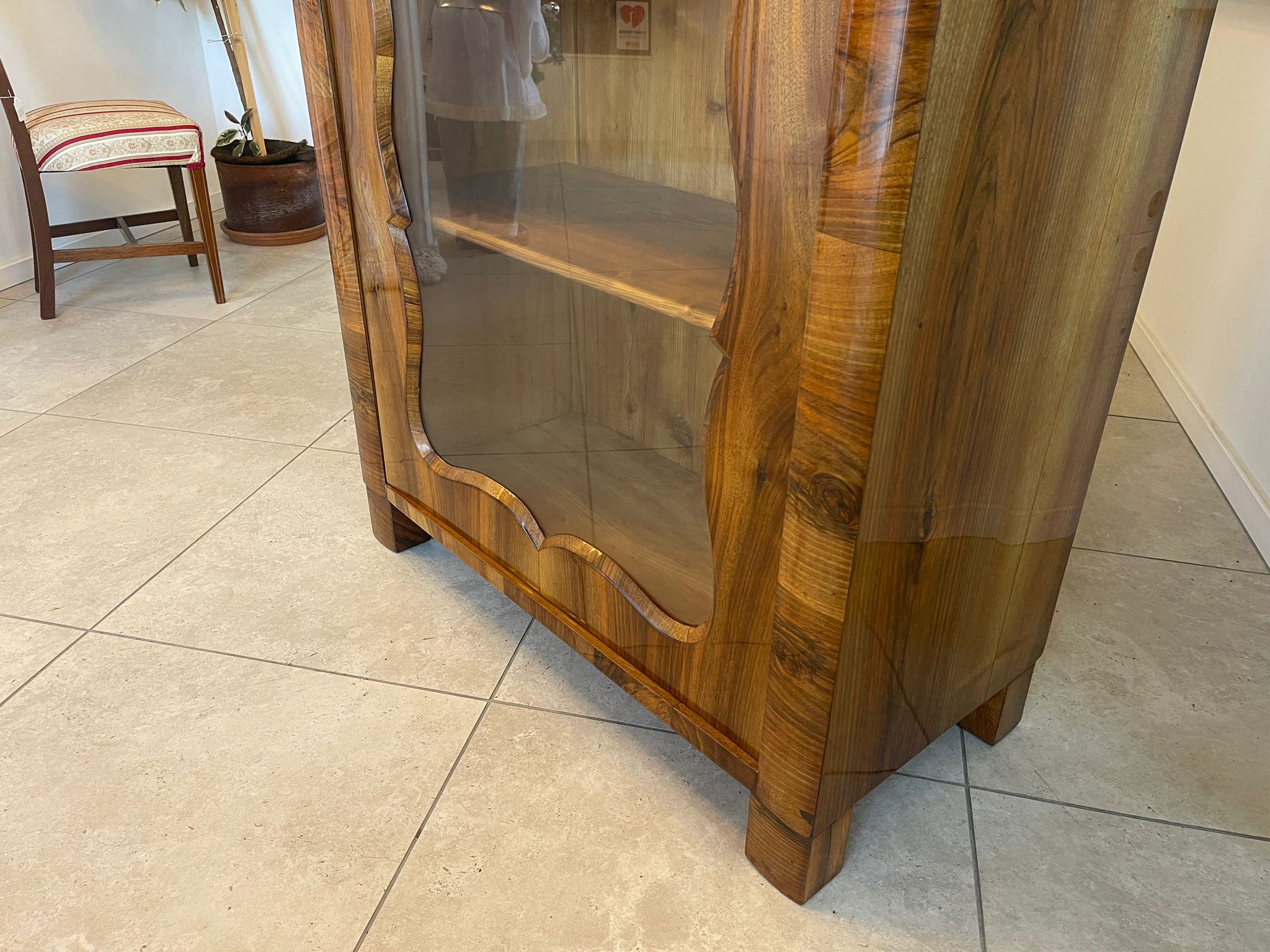 95ed7fa0-0285-4252-93db-f4b8291affdf SALE Biedermeier Vitrine Bücherschrank Sammlervitrine, Nussholz A5102