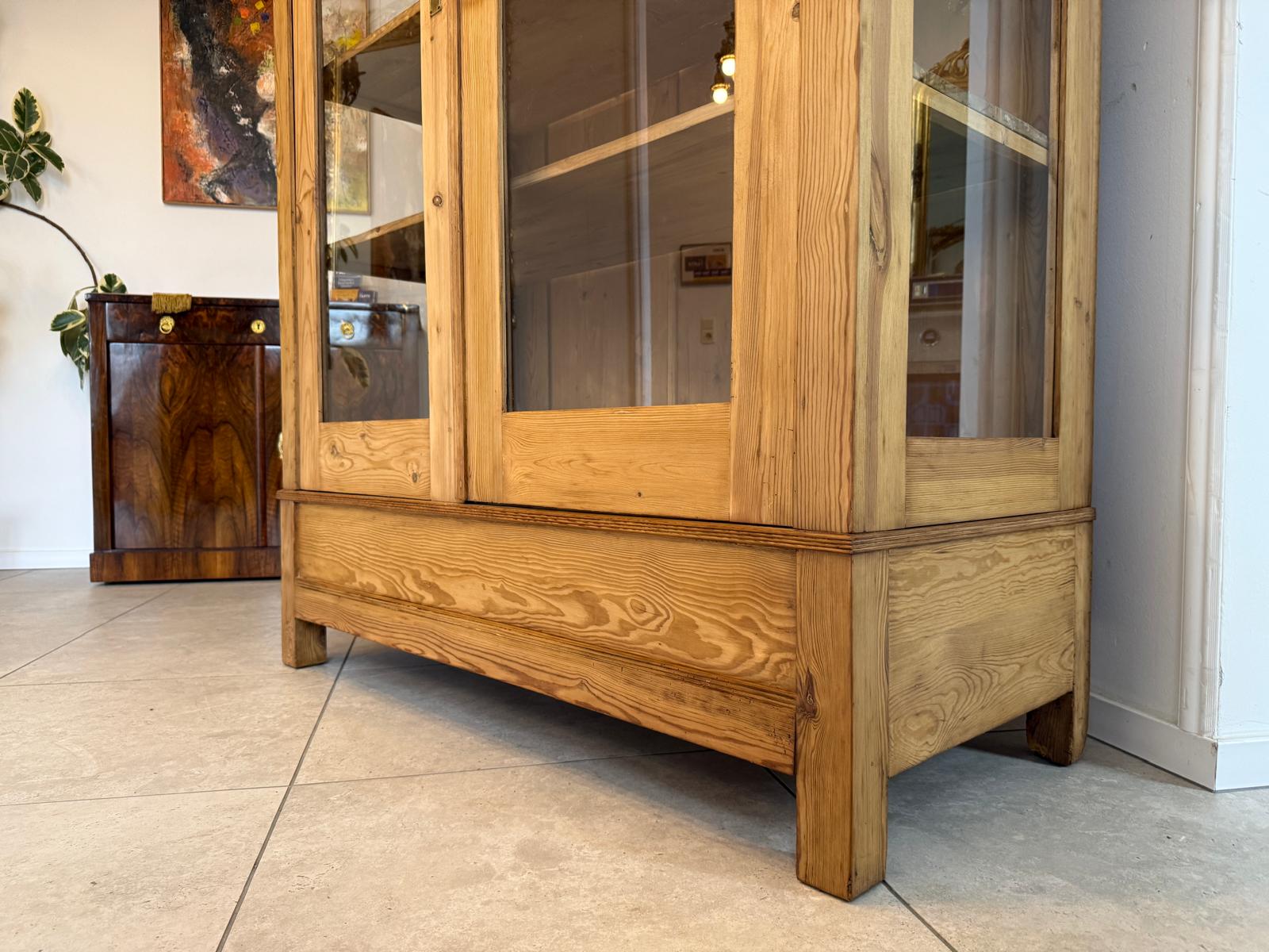 hübsche Jugendstil Vitrine Bauernvitrine Bauernschrank Naturholz Bücherschrank D1120
