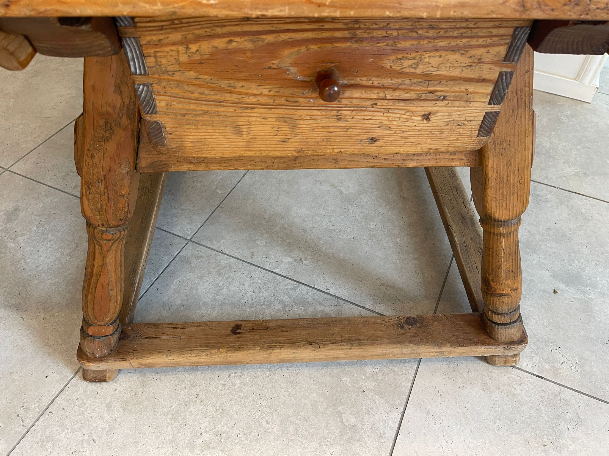 7f8ffb0e-cb35-49bf-8837-73c760df9d93 Uriger alter Bauerntisch Hüttentisch Tisch Altholz A5035