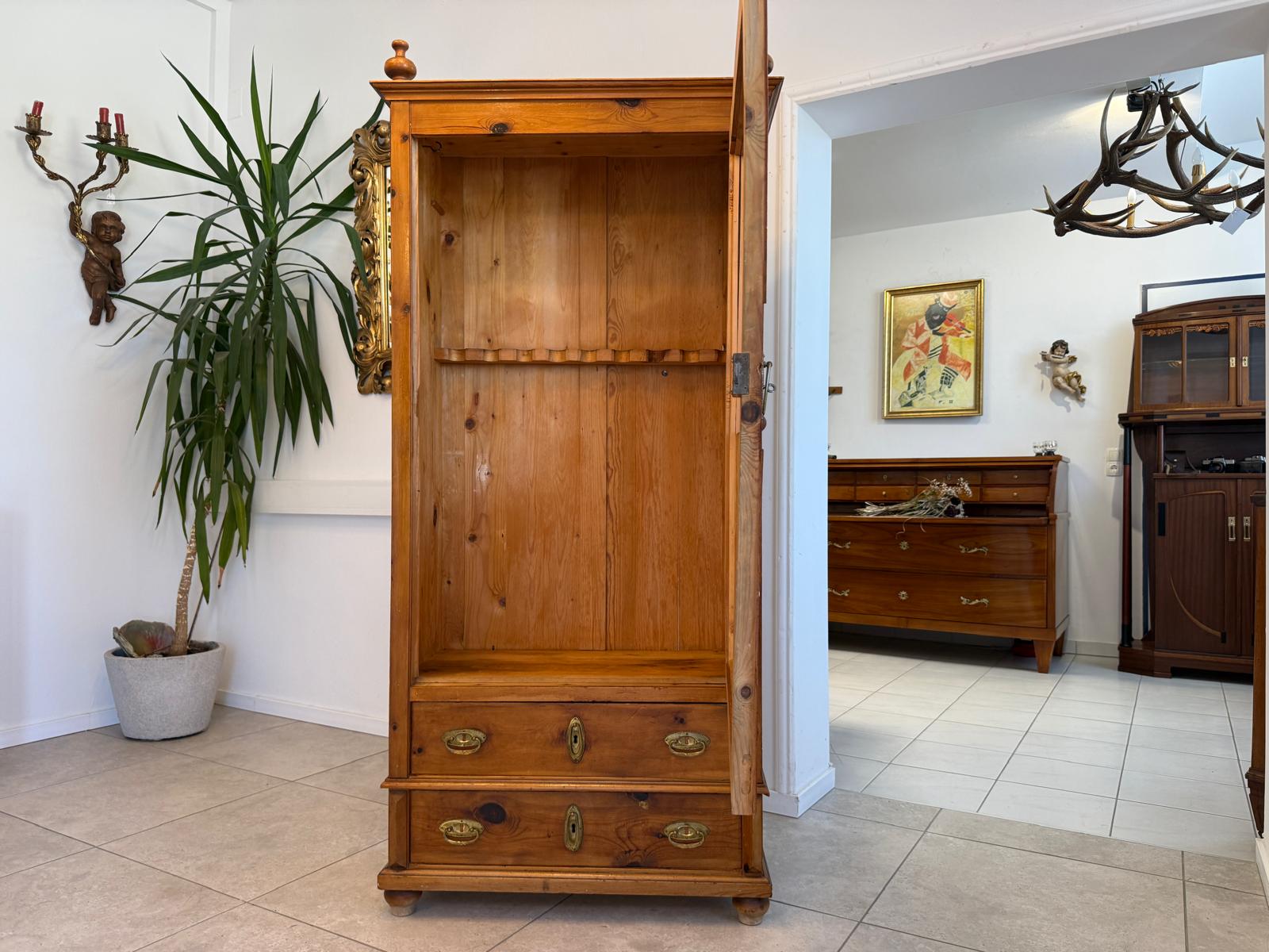 Bäuerlicher Waffenschrank Naturholz Bauernschrank Zierbenholz Kasten Landhausmöbel G1994