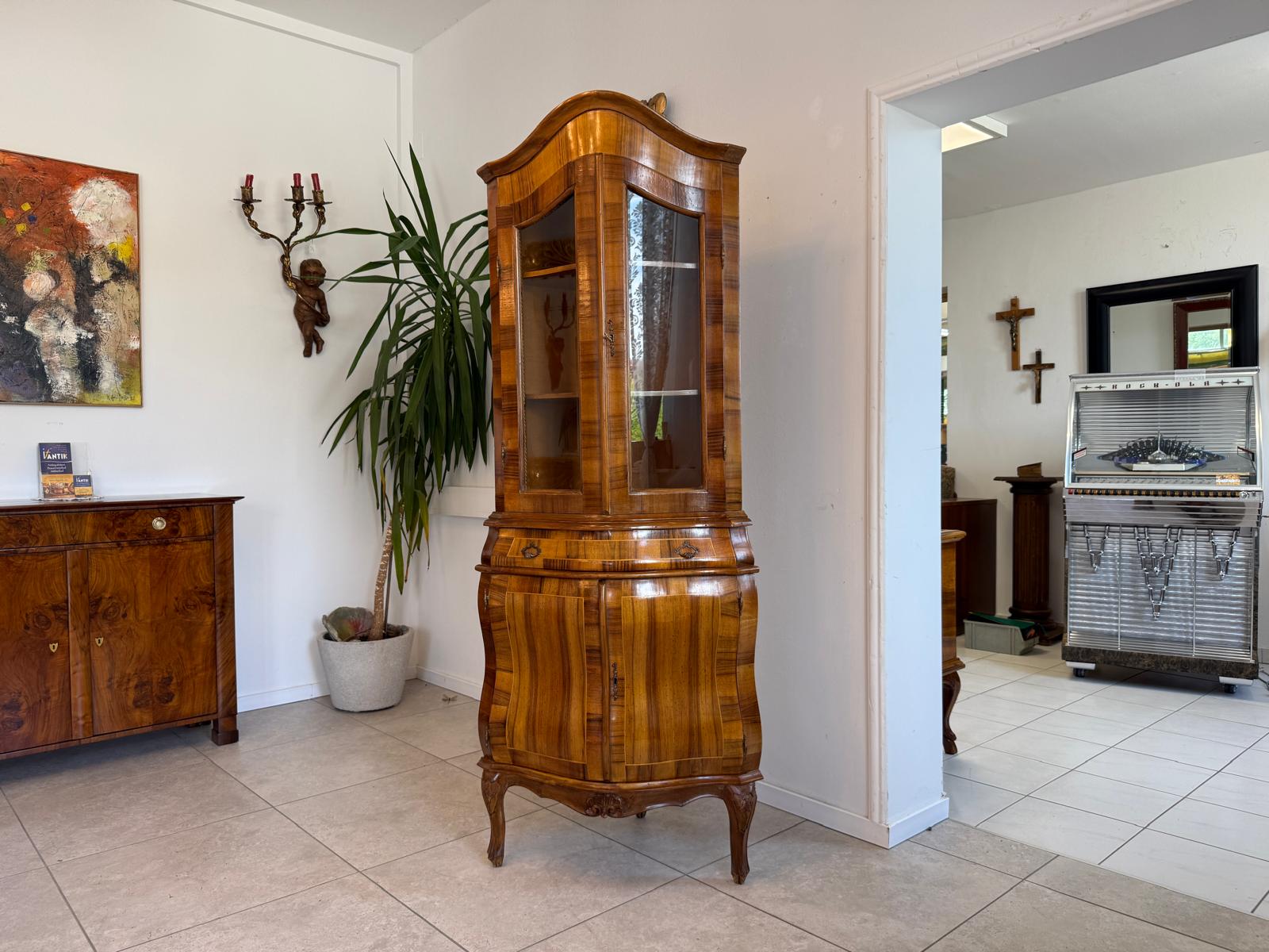 hübsche Vitrine im Barockstil Eckvitrine Eckschrank D2516