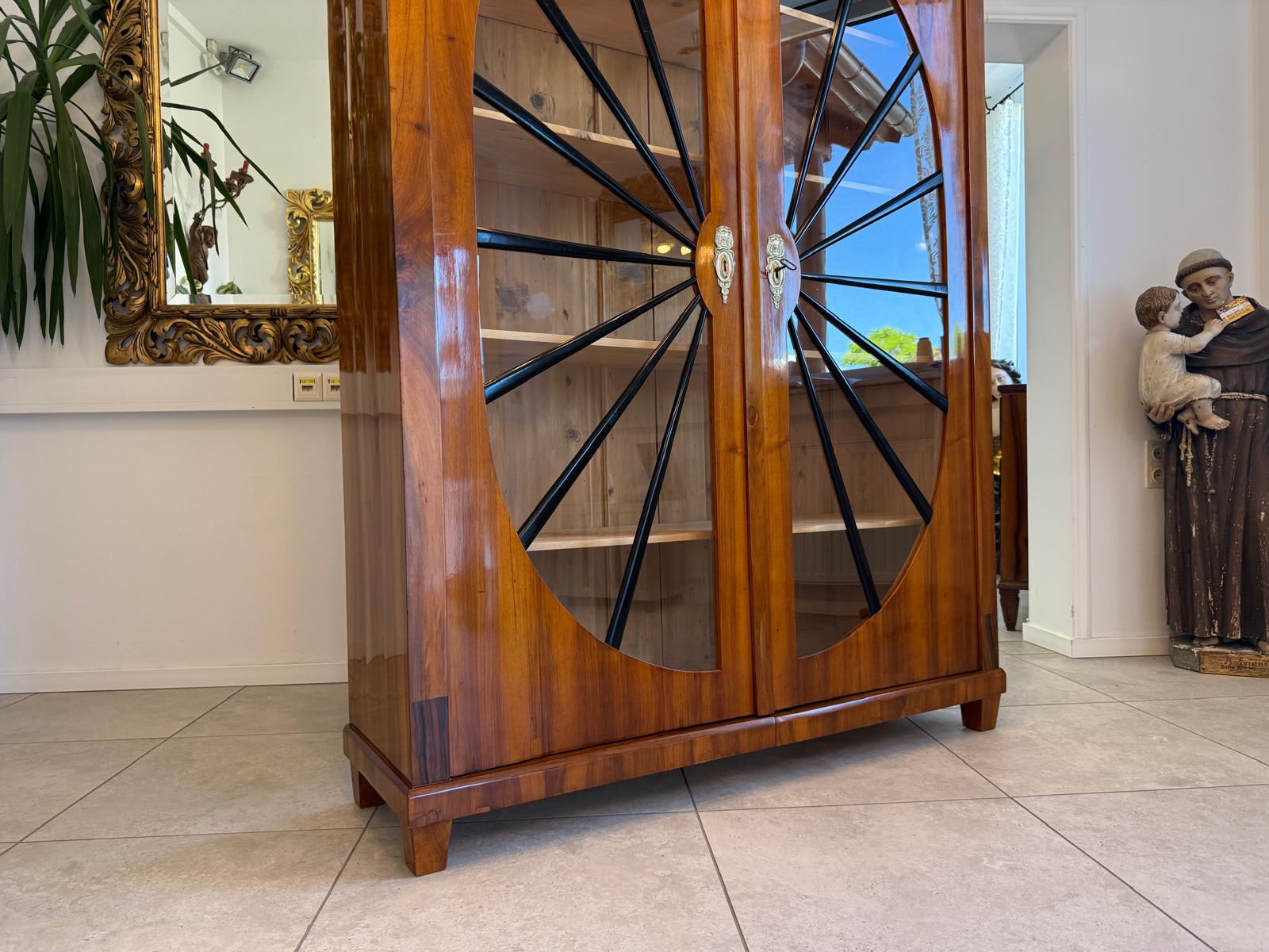 Biedermeier Vitrine Sonnenvitrine Bücherschrank Bibliotheksschrank Nussholz D2607