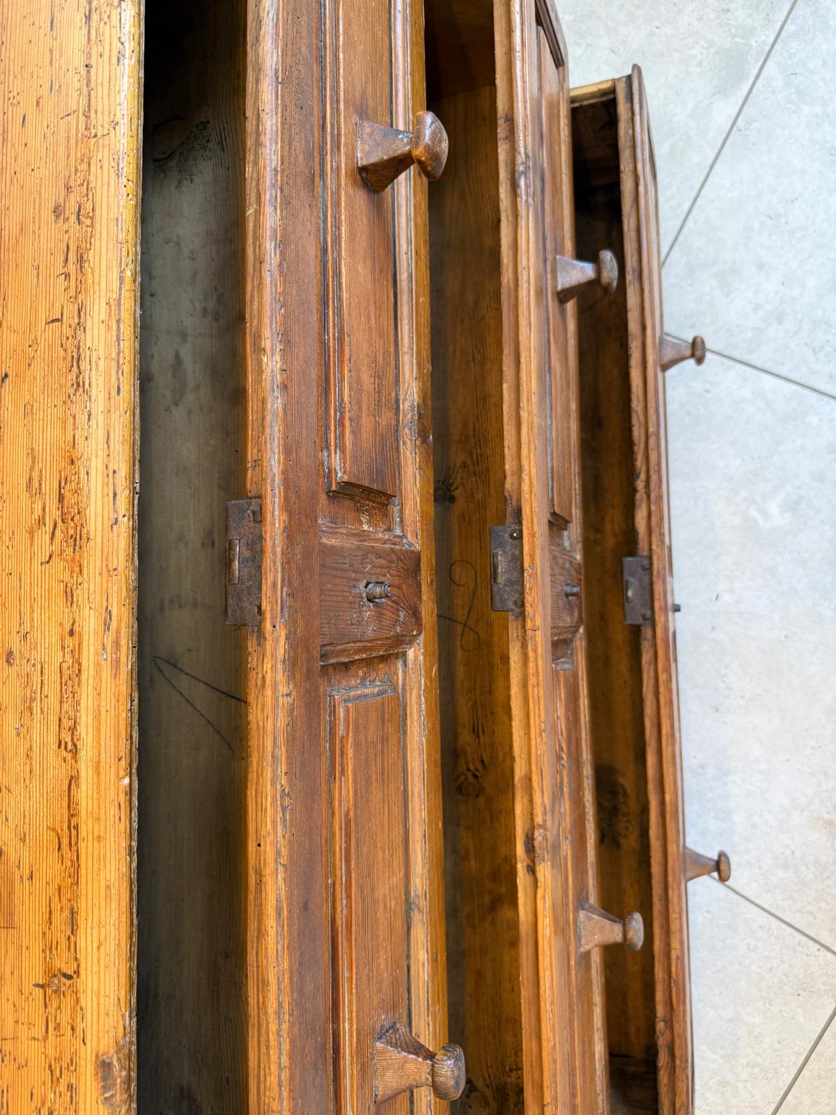 Bäuerlicher Bücherschrank Vitrine Bauernvitrine Bauernschrank Naturholz D2323