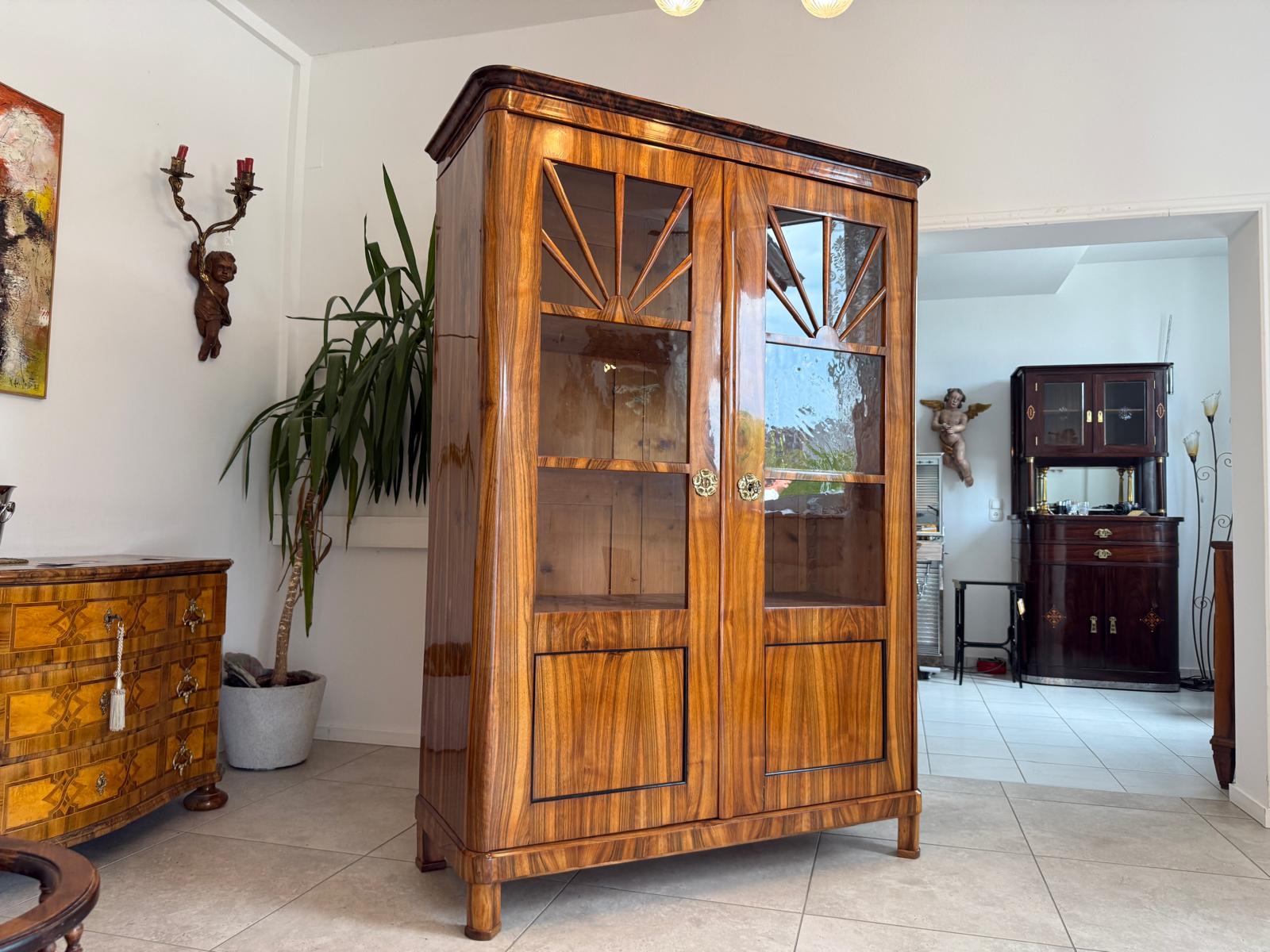 Sale Biedermeier Vitrine Sonnenvitrine Bibliotheksschrank Nussholz D2677