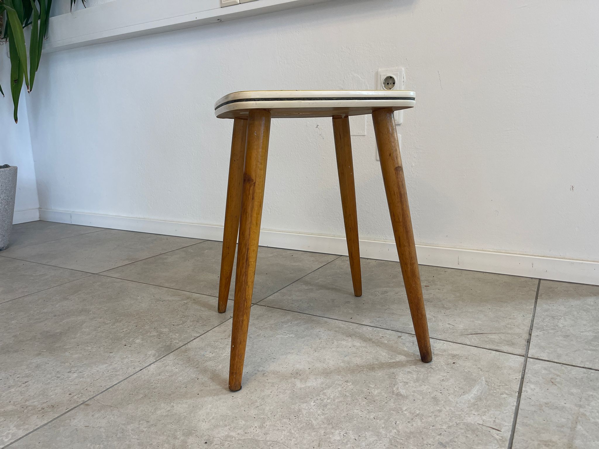 abb2d0fc-41b9-4571-a1c5-a073b235bb48 50er Jahre massiv Hocker, Hocker, Dreibein Beistelltisch, Mid Century A4867