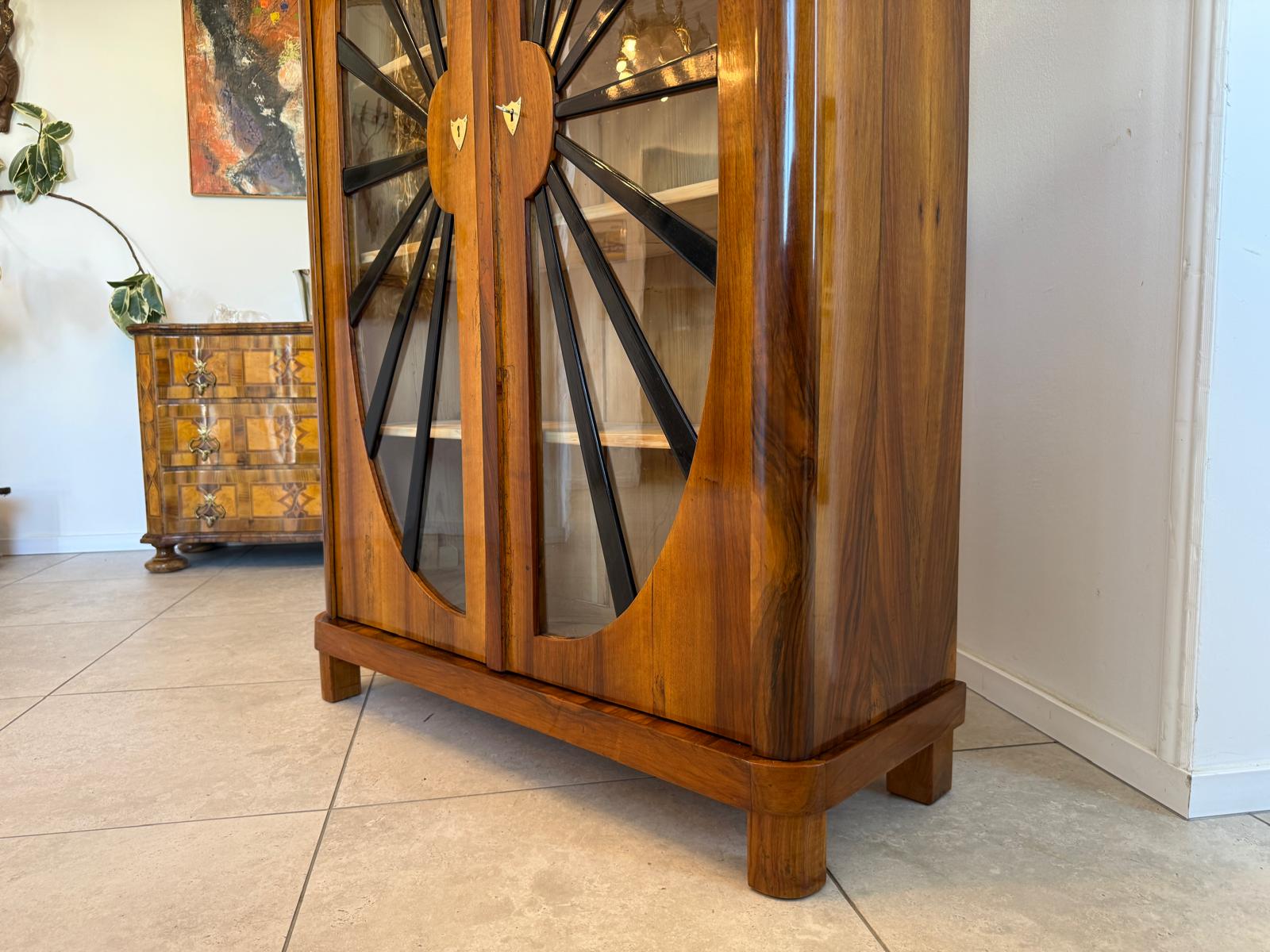 Biedermeier Vitrine Sonnenvitrine Bücherschrank Bibliotheksschrank Nussholz D2608