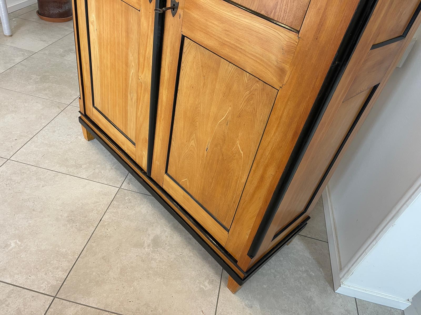 Originaler Biedermeier Schrank mit Nussholz-Furnier Kleiderstange G1513