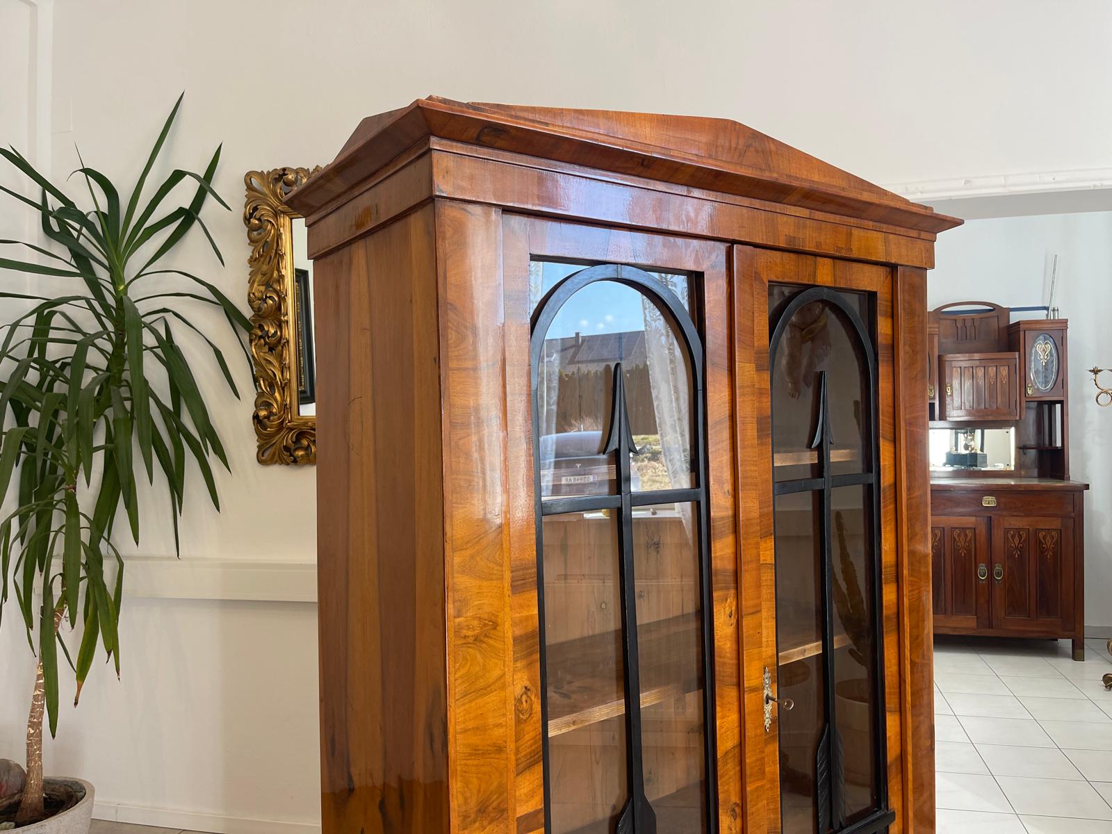 Altrestaurierte Biedermeier Vitrinenschrank Glasschrank Nussholz G1286