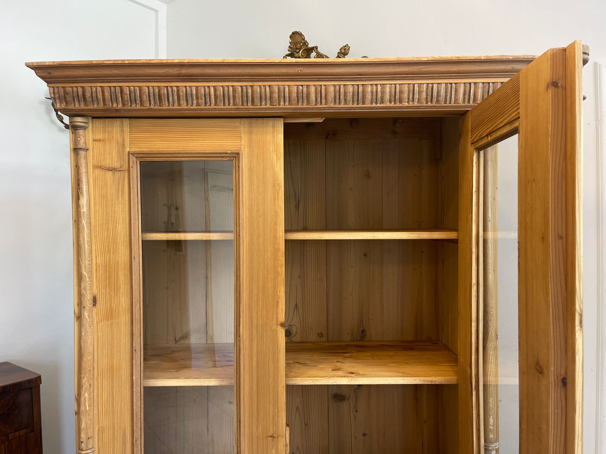 910c6d4e-a7b9-4fd0-a8ae-80545d848fe3 Bäuerliche Vitrine Bauernvitrine Naturholz Bücherschrank antik A4616