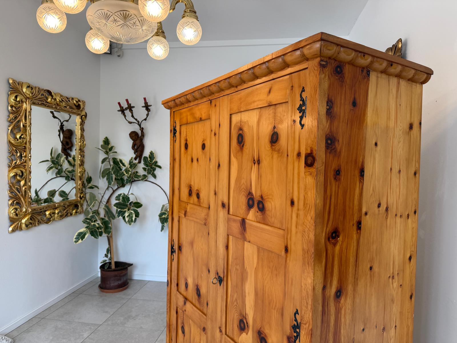 Antiker Zirbenholz Kasten Schrank Kleiderkasten G2173