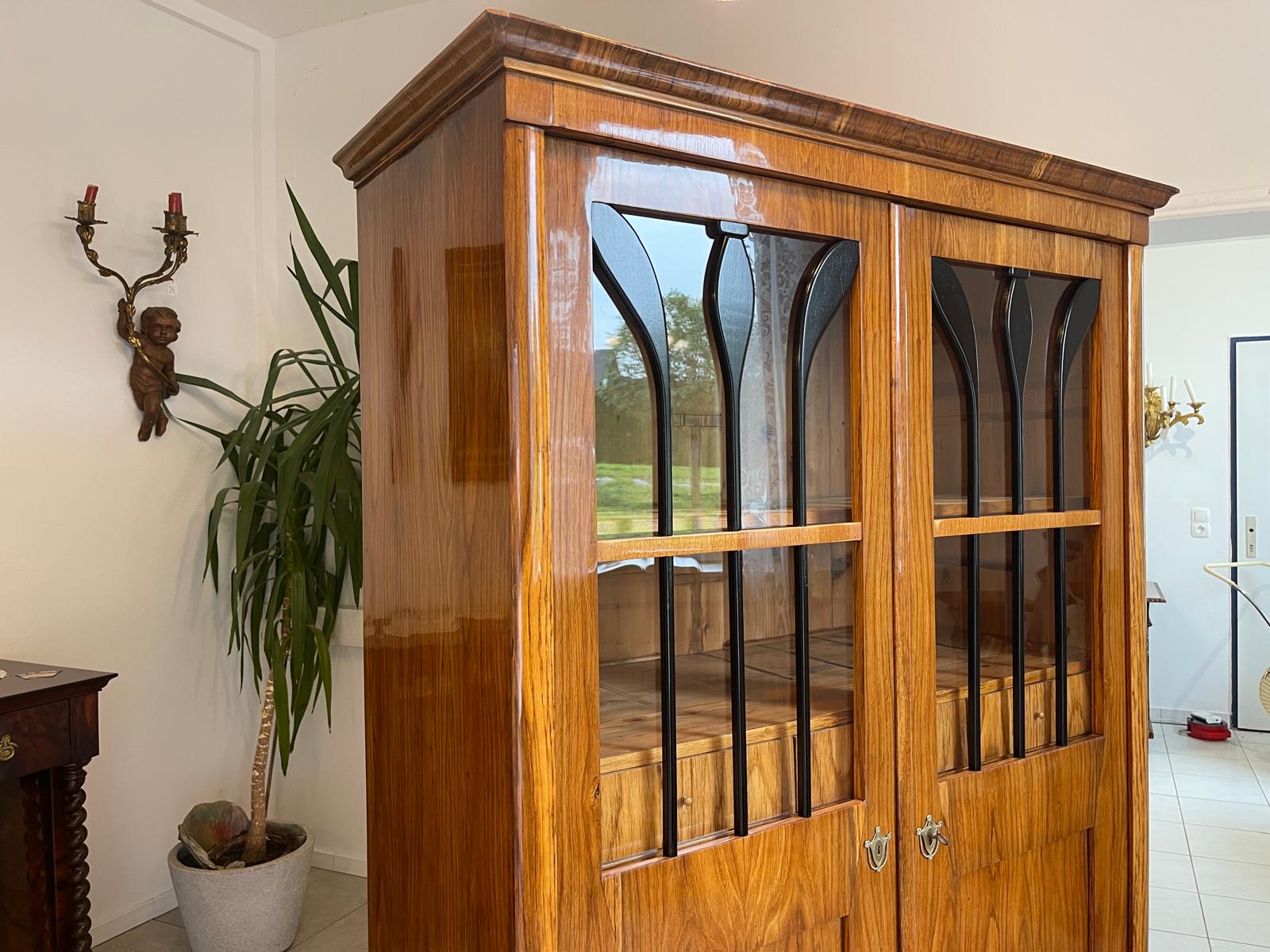 d4f69109-ada7-40f9-902d-4c2e2596a242 Antiquität Sale Biedermeier Vitrine Bücherschrank Nussholz Antiquität A4932