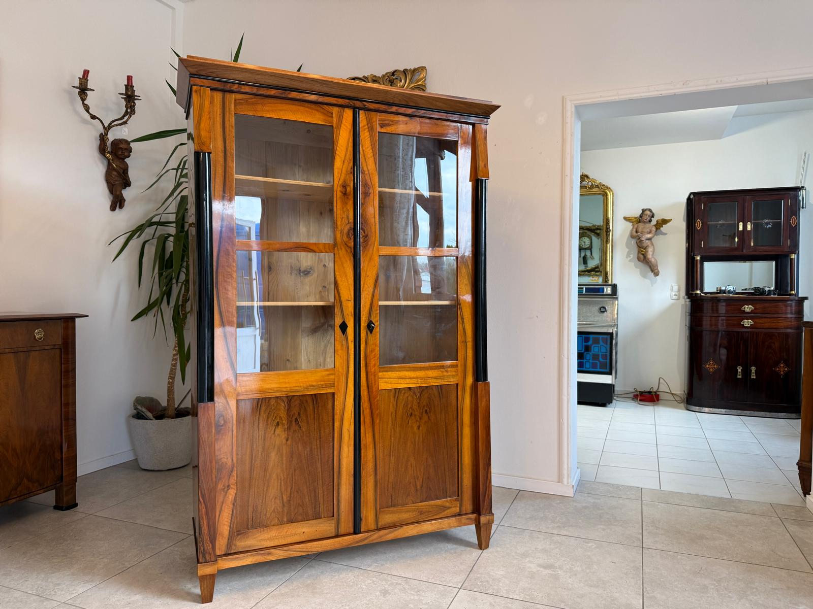 Biedermeier Vitrine Bücherschrank Restauriert Nussbaum Antiquität SALE D2293