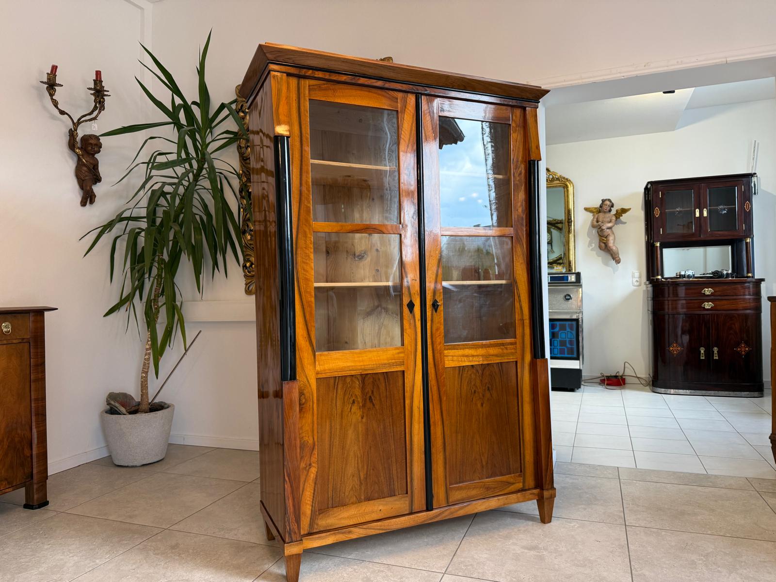 Biedermeier Vitrine Bücherschrank Restauriert Nussbaum Antiquität SALE D2293