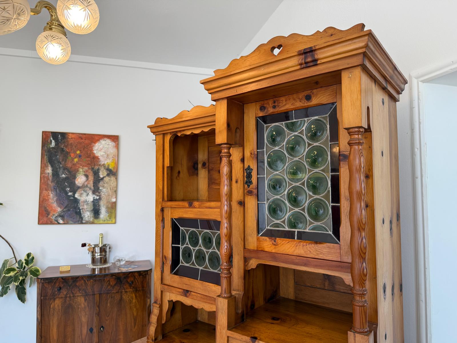 Urige Zirbenholz Kredenz Küchenvitrine Butzenglas Küchenschrank G1914