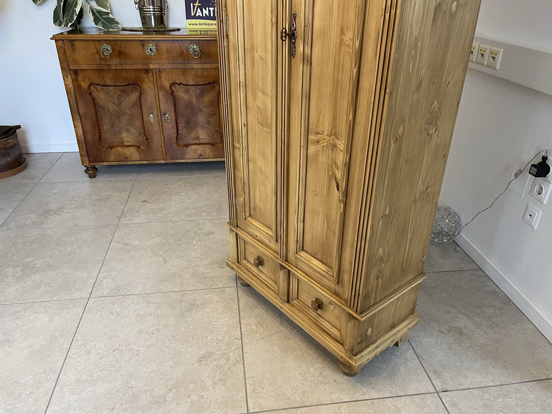 Waffenschrank-Bauernkasten_08 Bauernschrank Waffenschrank Antik Landhausstil Holz Kasten - G1163