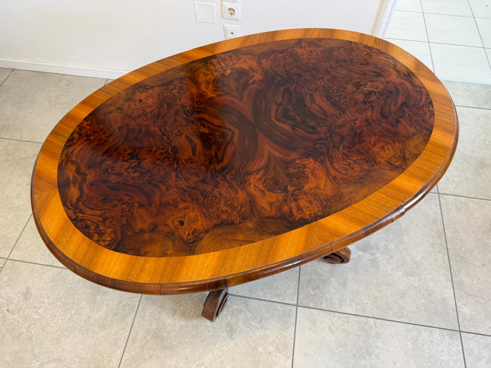 OvalerSpätbiedermeier Tisch Beistelltisch Nussholz Furniert D2809