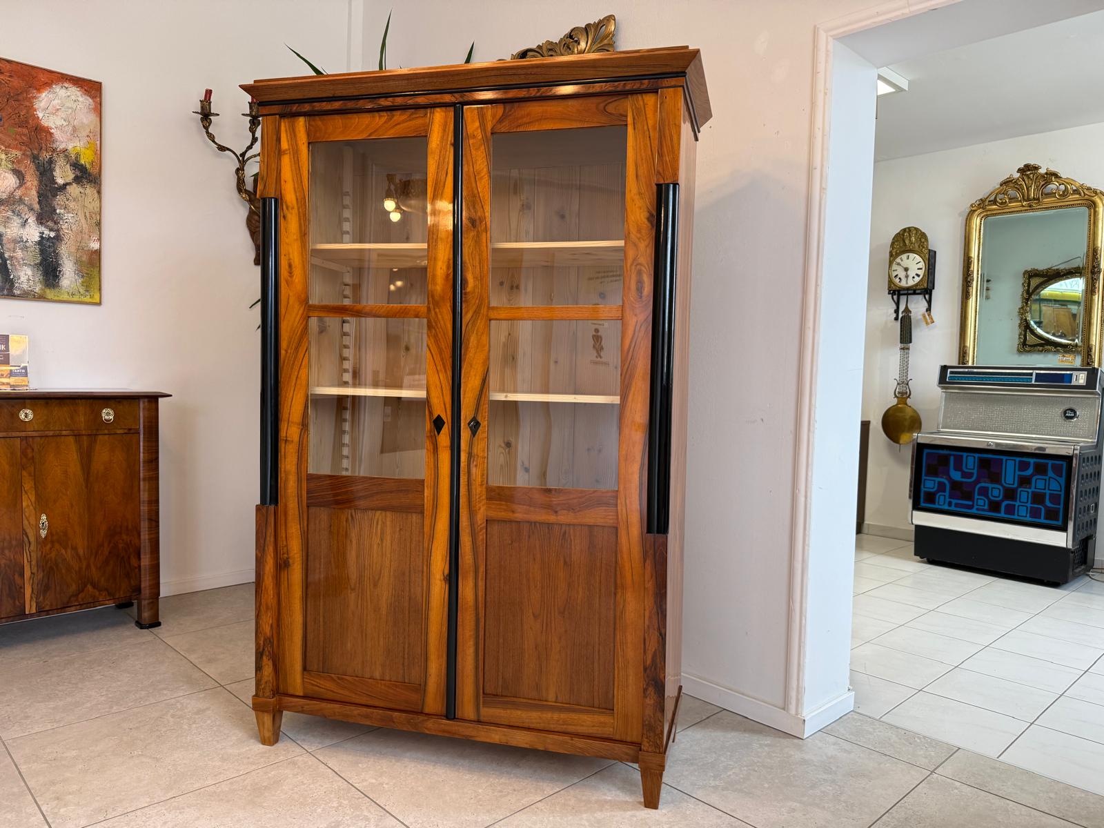 Biedermeier Vitrine Bücherschrank Restauriert Nussbaum Antiquität SALE D2294