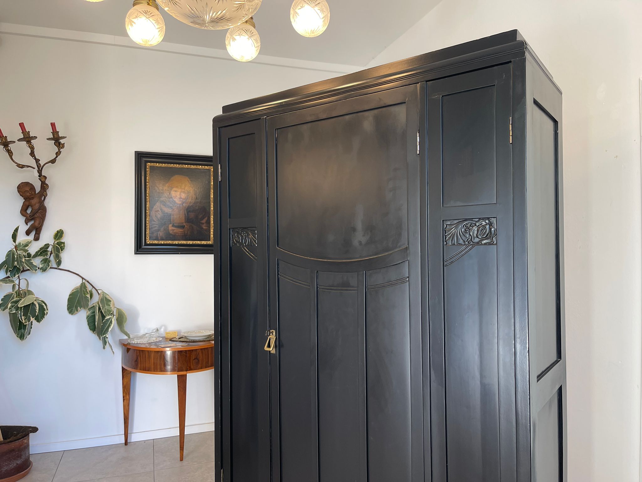 4f34b07e-2b1c-473d-9cb5-430400a9313e Jugendstil Garderobenschrank Schwarz - Antiker Schrank mit floralen Mustern A5051