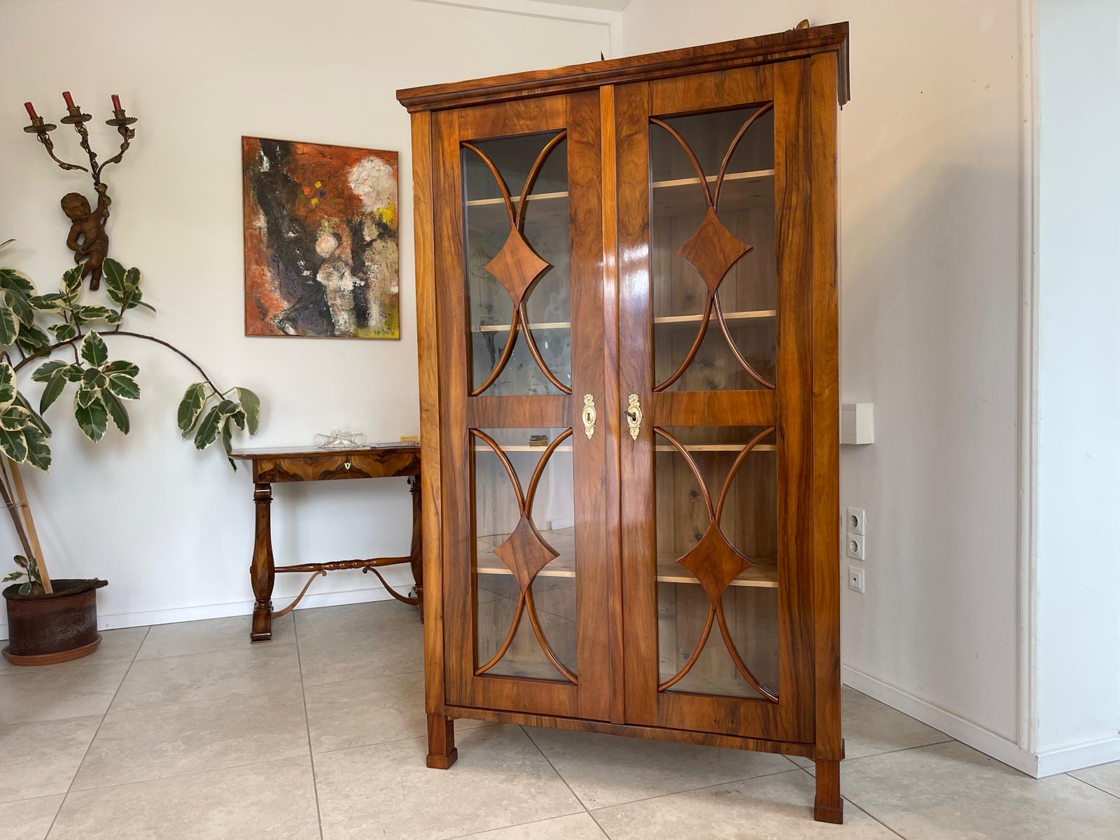 Restaurierte Biedermeier Vitrine Bücherschrank Glasschrank ANTIQUITÄT Nussholz G1678