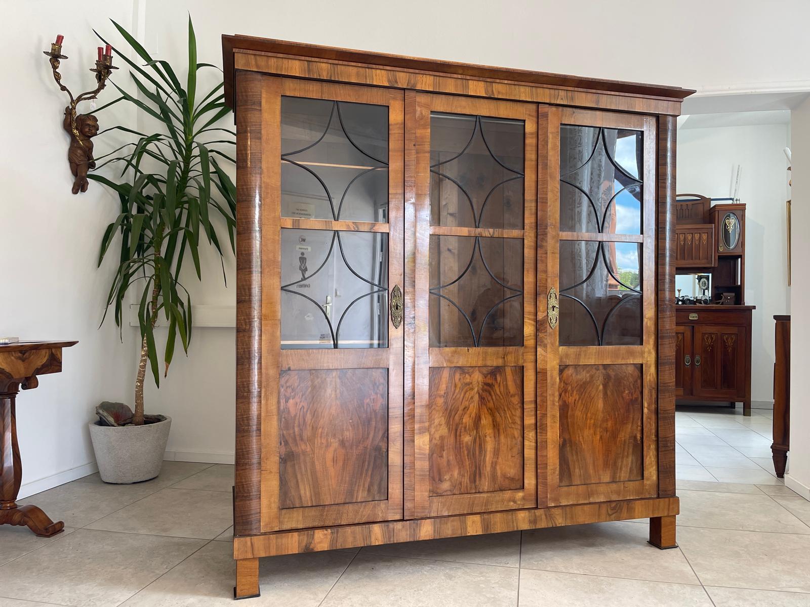 Biedermeier Vitrinenschrank Glasschrank Nussholz Kleiderschrank G1647