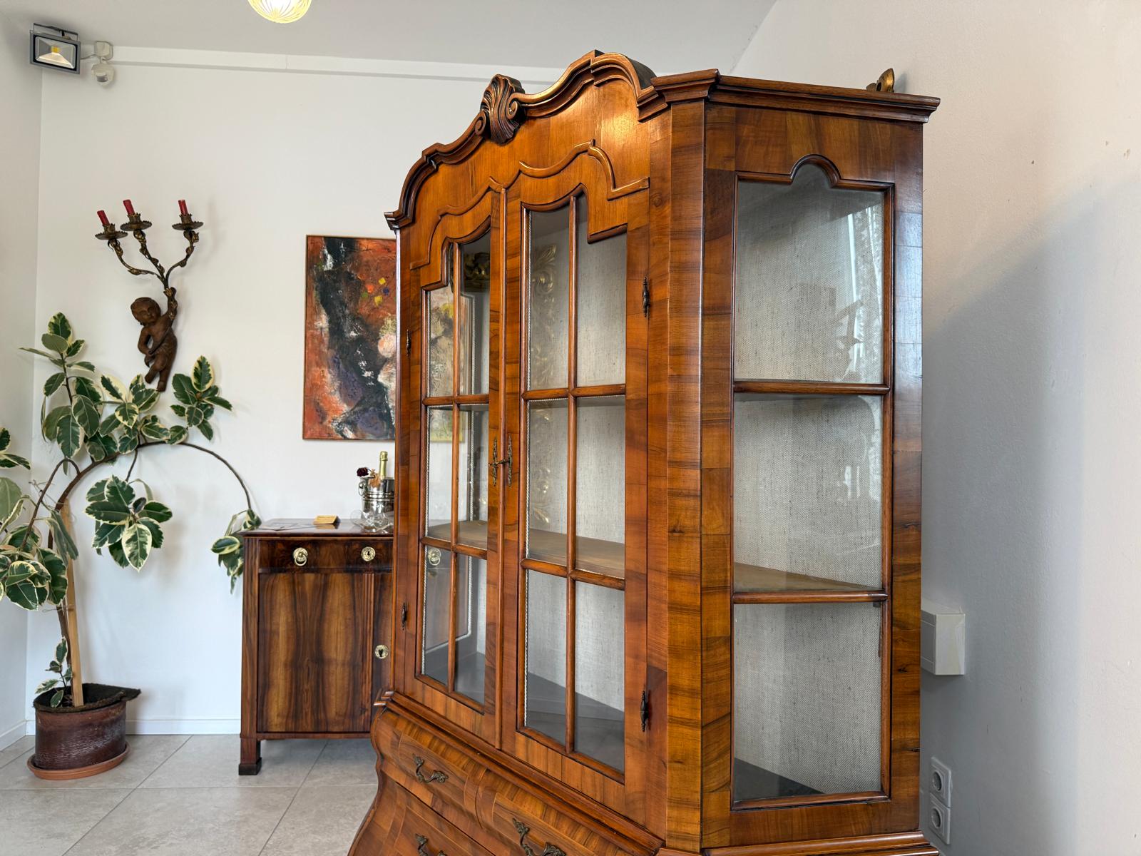 Barockstil Vitrine Nussholz Glasschrank Bücherschrank G2103