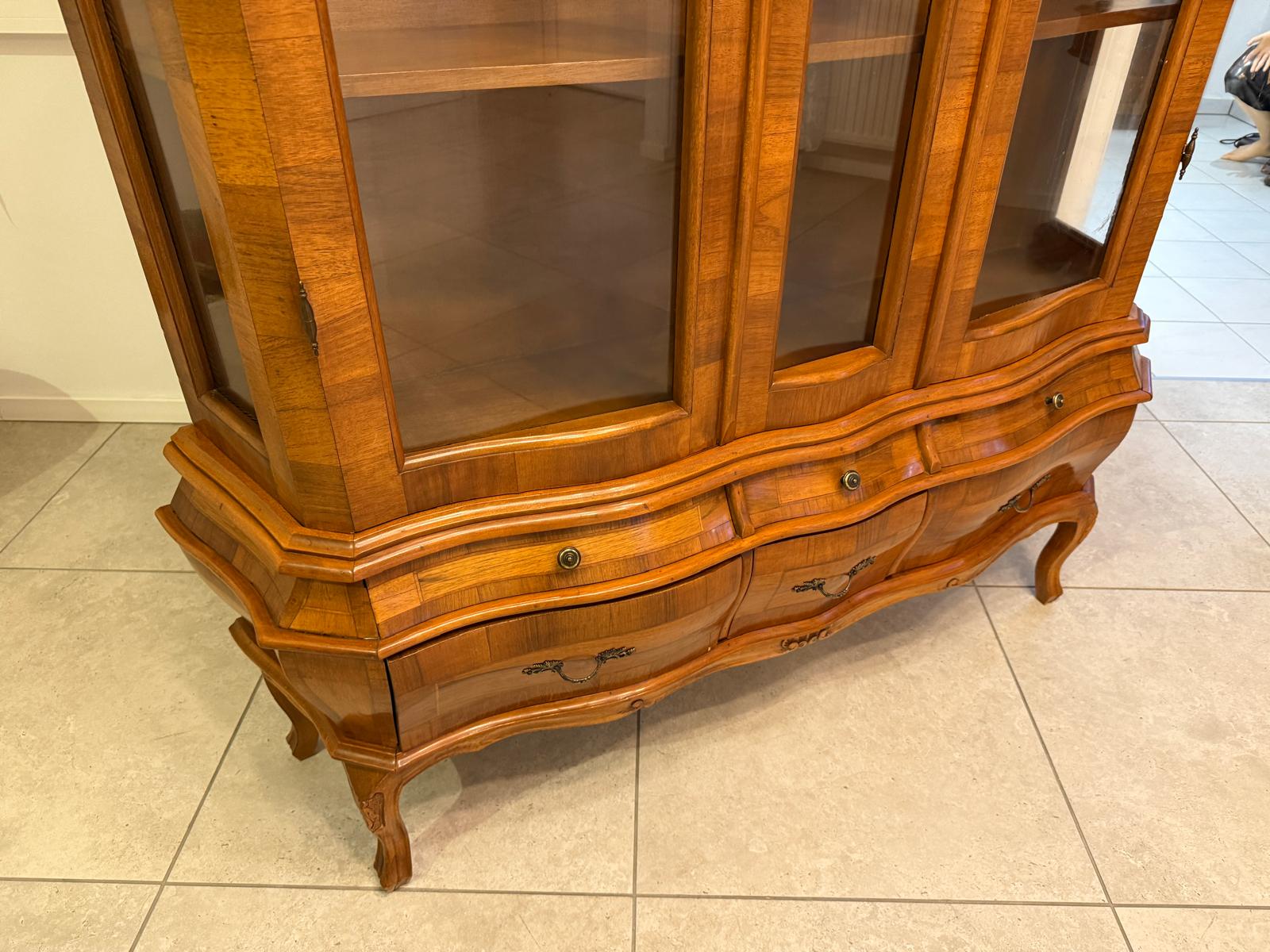 Barockstil Vitrine Nussholz Glasschrank Bücherschrank G2259