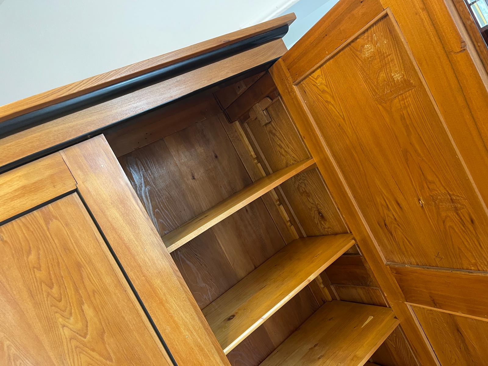 Originaler Biedermeier Schrank mit Nussholz-Furnier Kleiderstange G1513