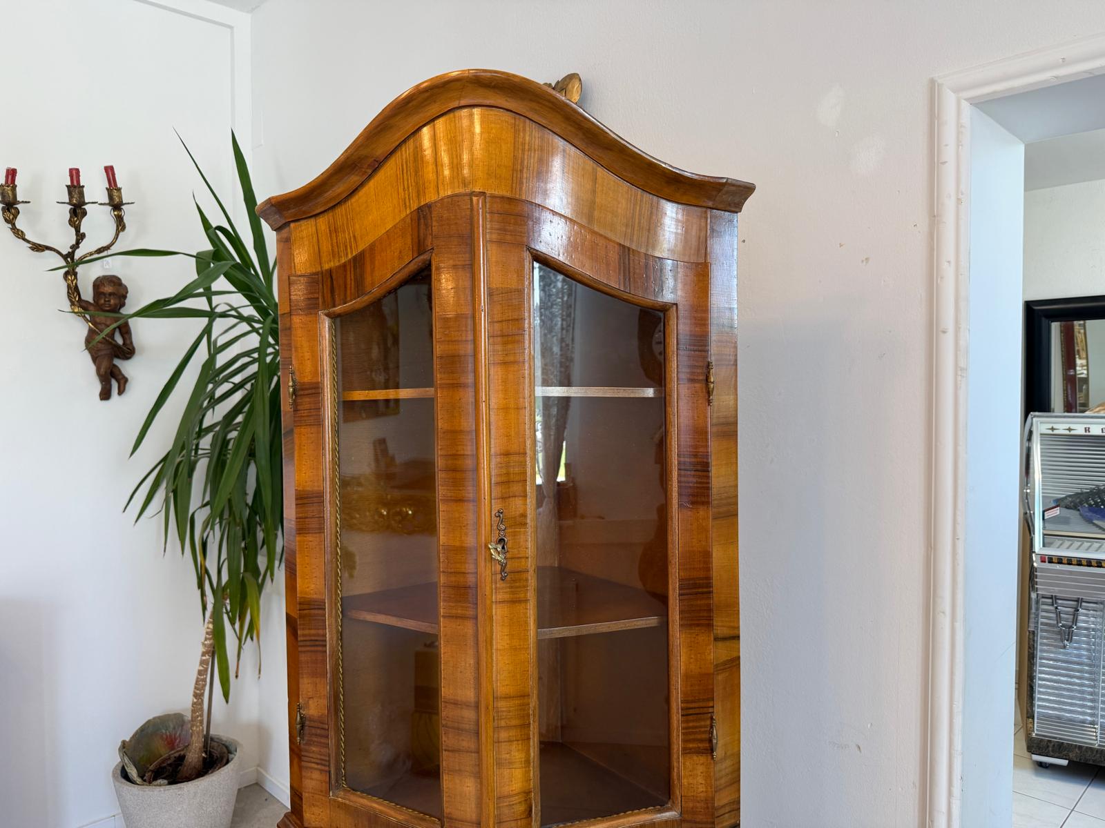 hübsche Vitrine im Barockstil Eckvitrine Eckschrank D2516