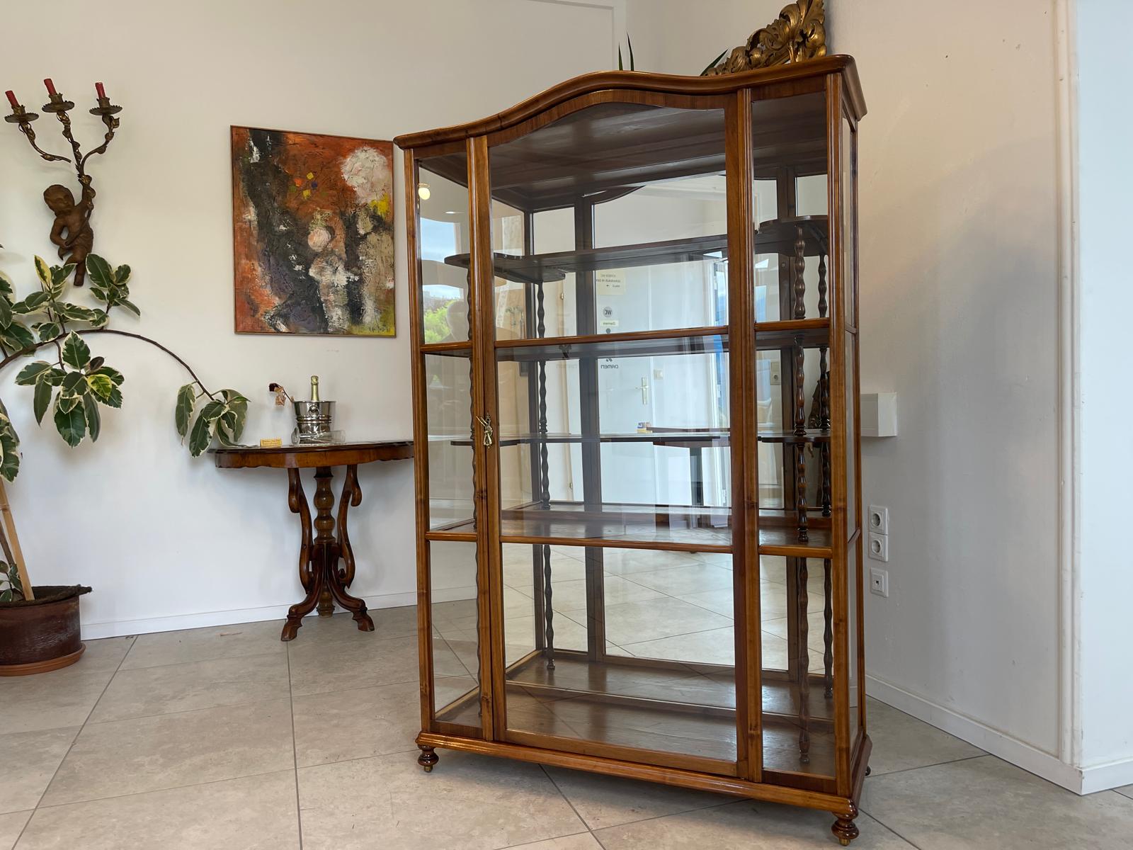Restaurierte Biedermeier Vitrinenschrank Glasschrank Nussholz Antiquität G1742