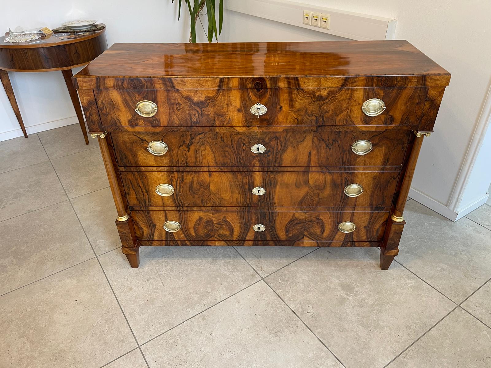 Restaurierte Nussholzfurnierte Empire Kommode Antiquität Säulenkommode G1188