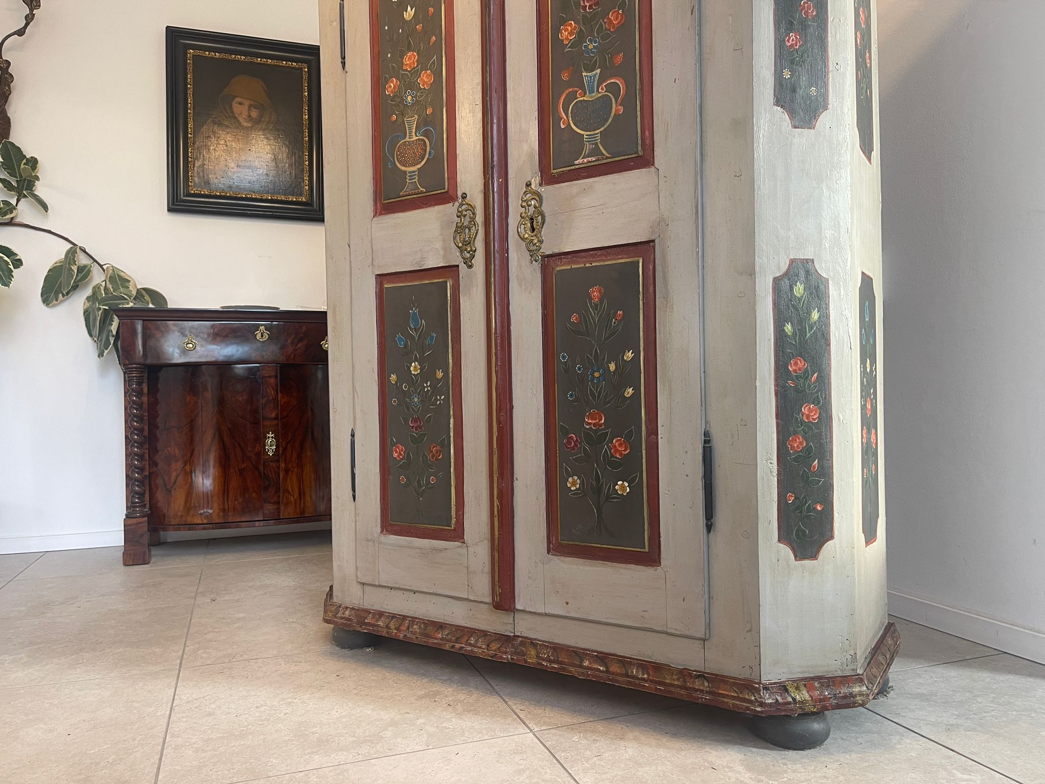 f7546a66-fcd7-44c1-9dba-93e6808a2f8a Antiker Bauernschrank Handbemalt Biedermeier Dielenschrank A4838