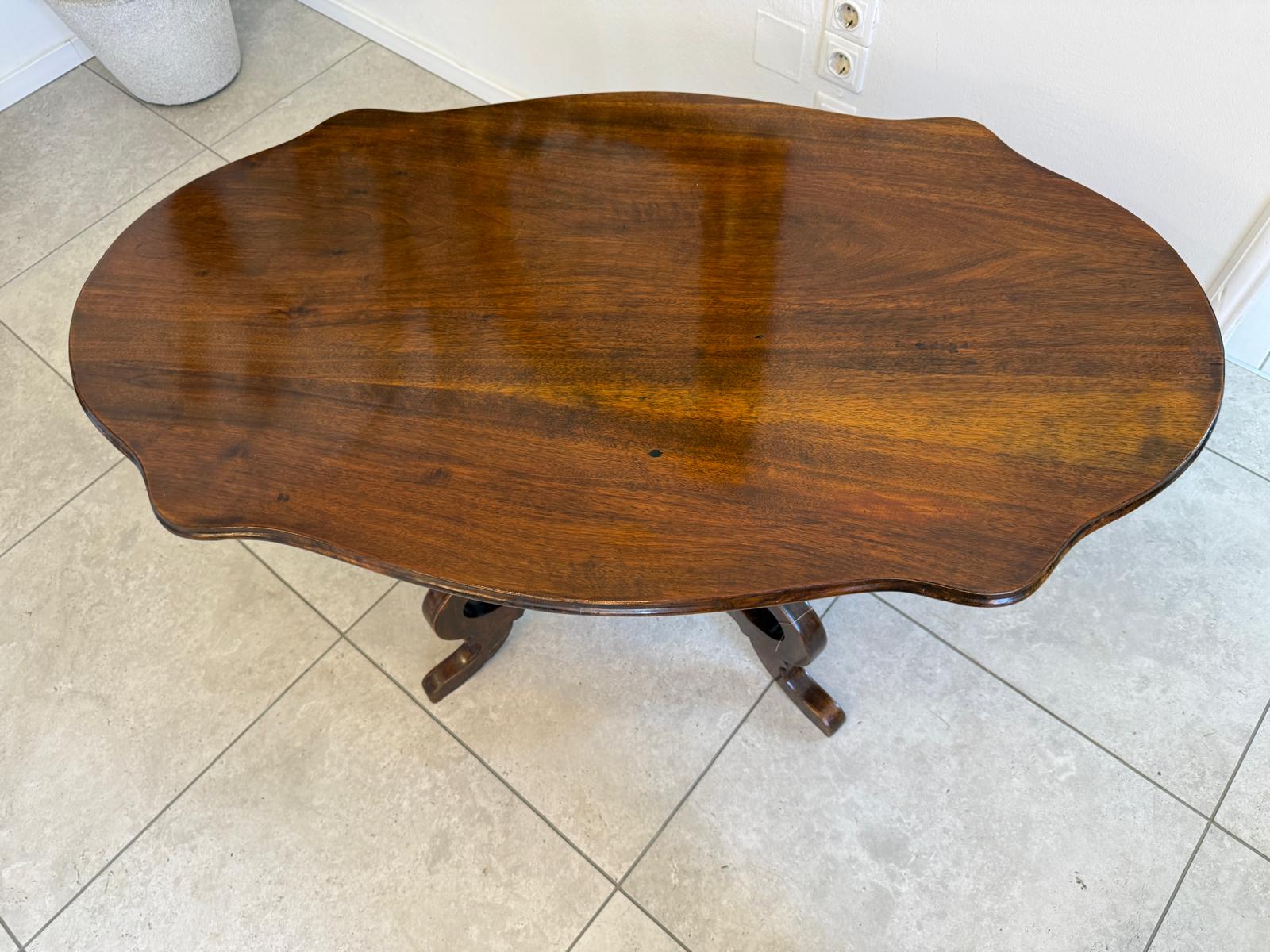 Spätbiedermeier Wohnzimmertisch Tisch Beistelltisch Nussholz D2336