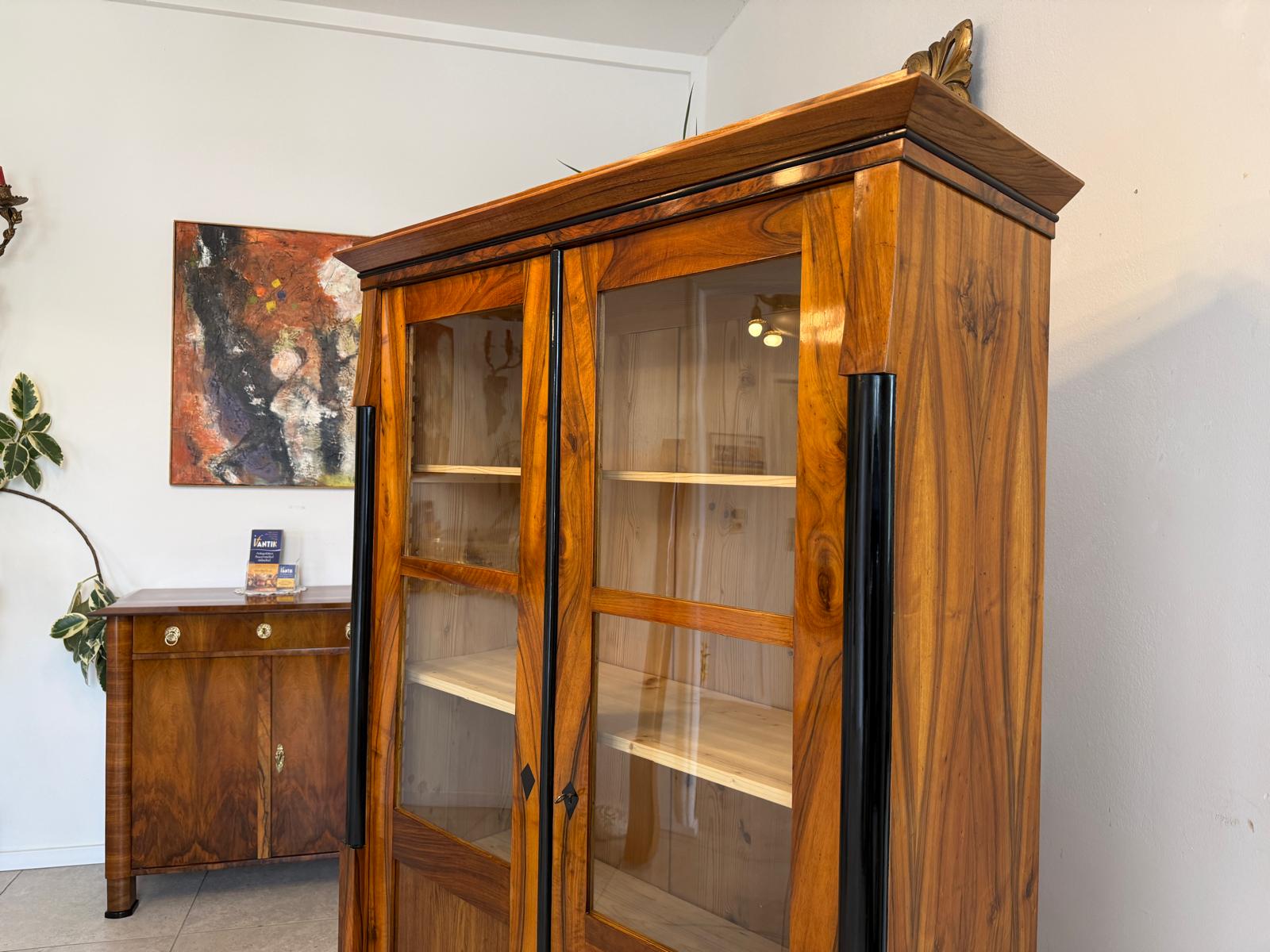 Biedermeier Vitrine Bücherschrank Restauriert Nussbaum Antiquität SALE D2294
