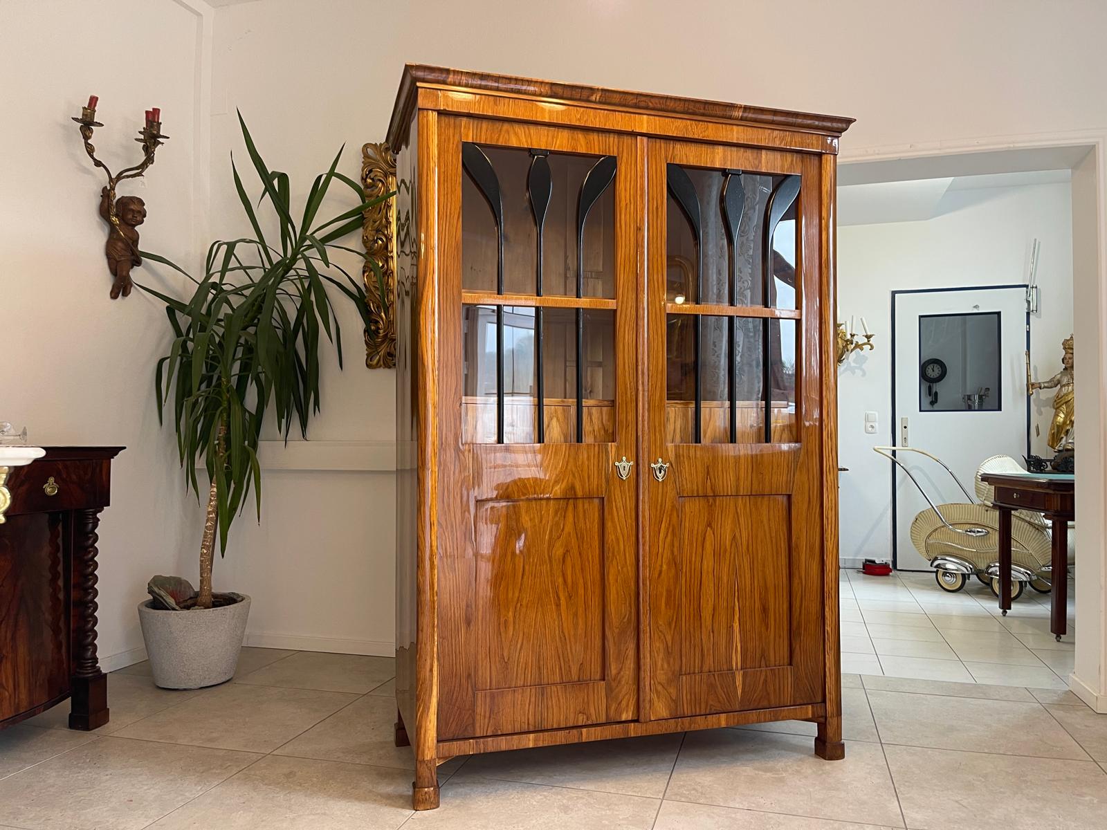 c772c08b-a3ca-4040-8ee8-8f3e1b1962d9 Antiquität Sale Biedermeier Vitrine Bücherschrank Nussholz Antiquität A4932