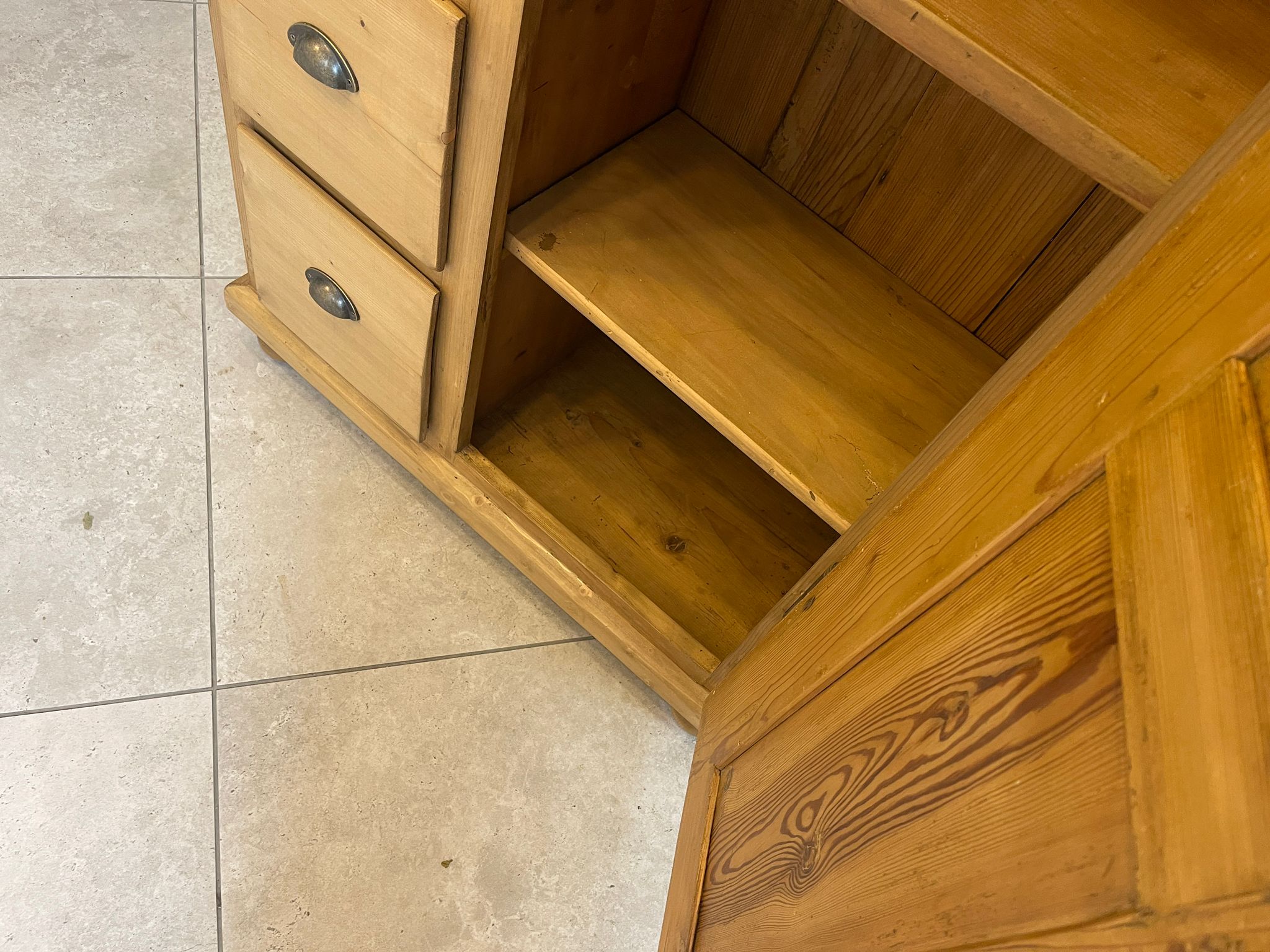 362c03fb-6630-49a6-8473-341c4ffbafcb Bäuerlicher uriger Brotschrank Almerschrank Speiskasten Bauernkasten A5034