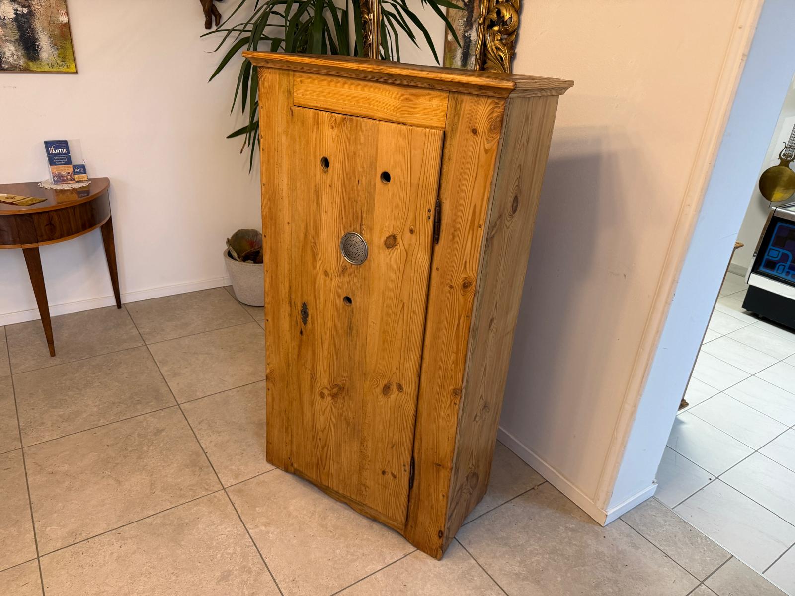 Uriger Brotschrank Biedermeier Almerschrank Vorratsschrank Bauernkasten D1052-1
