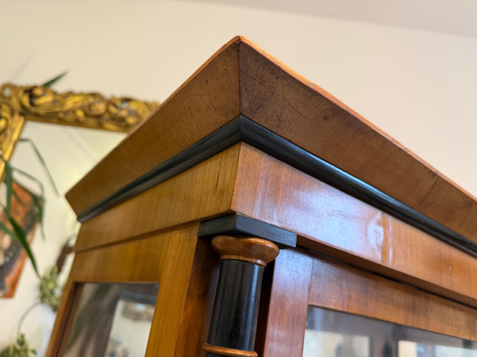 Originale Biedermeier Vitrine Bücherschrank Säulenvitrine Nussholz D1037