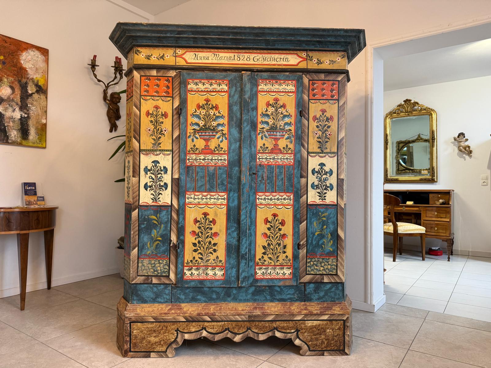 Handbemalter Bauernschrank mit Blumendekor, antiker Bauernkasten G2308