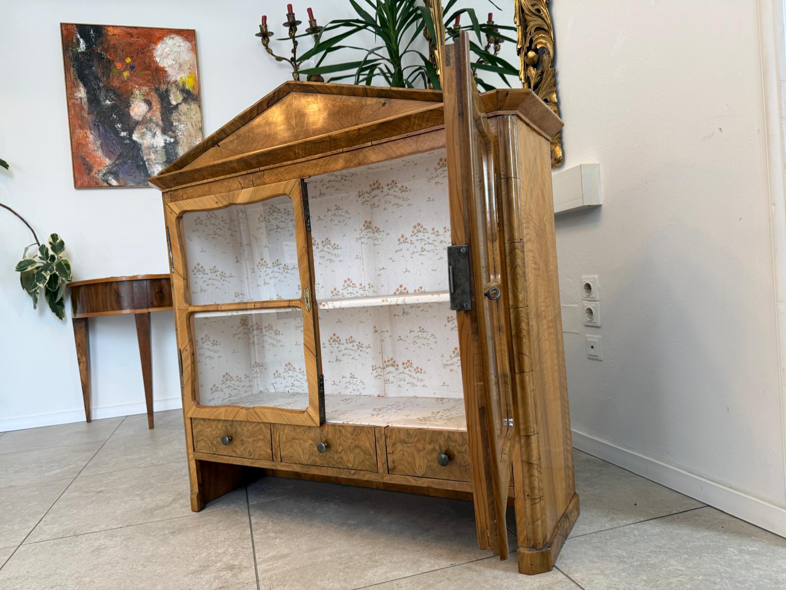 Originaler josefinischer Vitrinenaufsatz Wandboard D1008