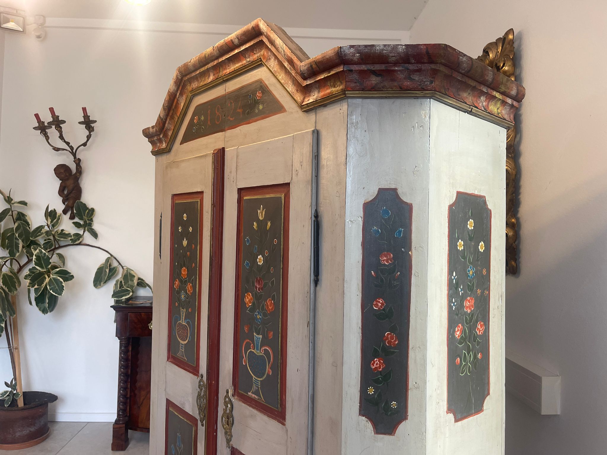 c14696c9-c172-4c22-bf3e-f17b768d4c23 Antiker Bauernschrank Handbemalt Biedermeier Dielenschrank A4838