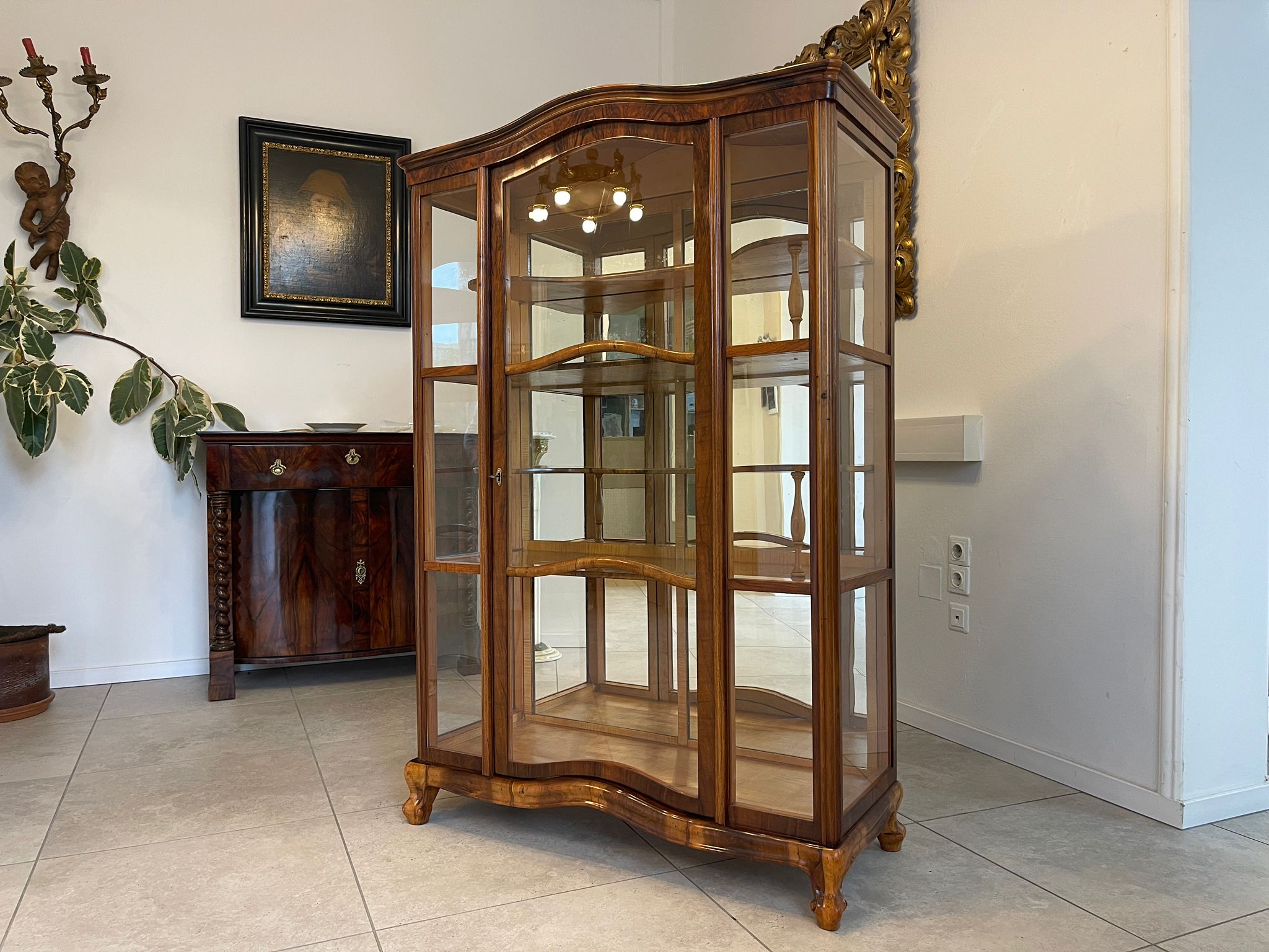 ff61e518-9938-47bd-ad43-8c6e1459bfcc Biedermeier Vitrine Bücherschrank Nussholz A4949