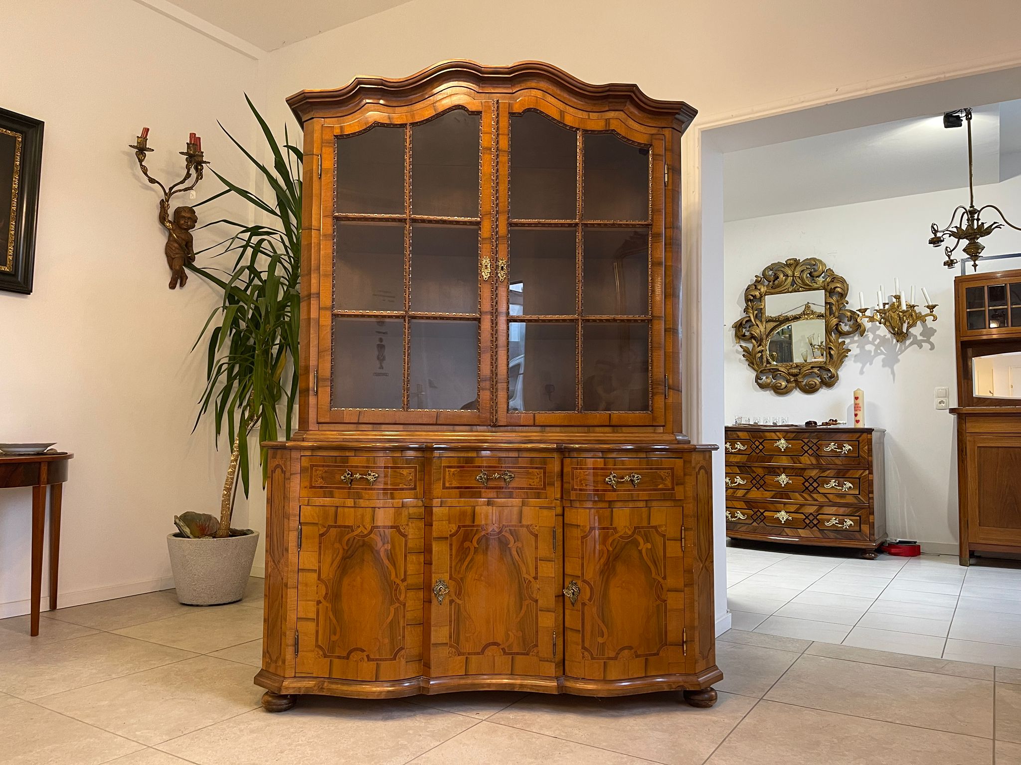 Barocke Aufsatz Anrichte Glasvitrine Bücherschrank Marketerien A5440