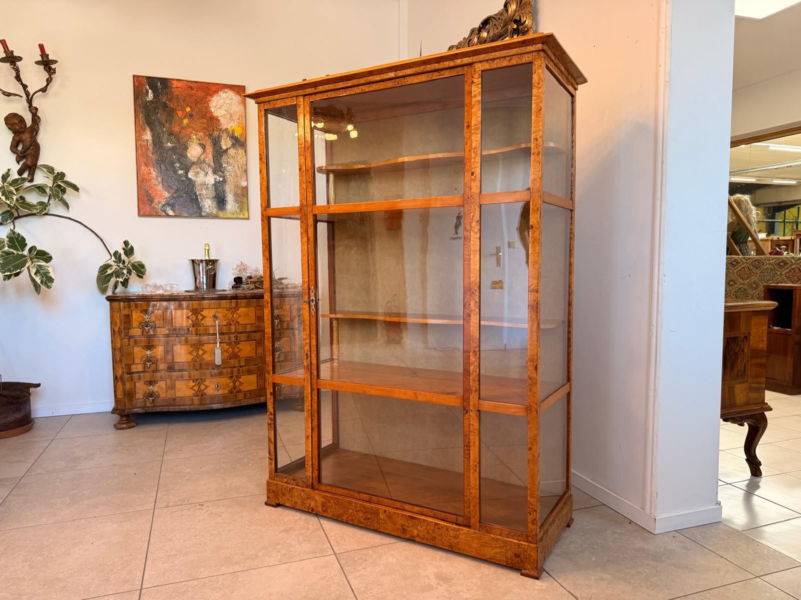 Restaurierte Biedermeier Vitrinenschrank Glasschrank Pappelholz Antiquität D2768