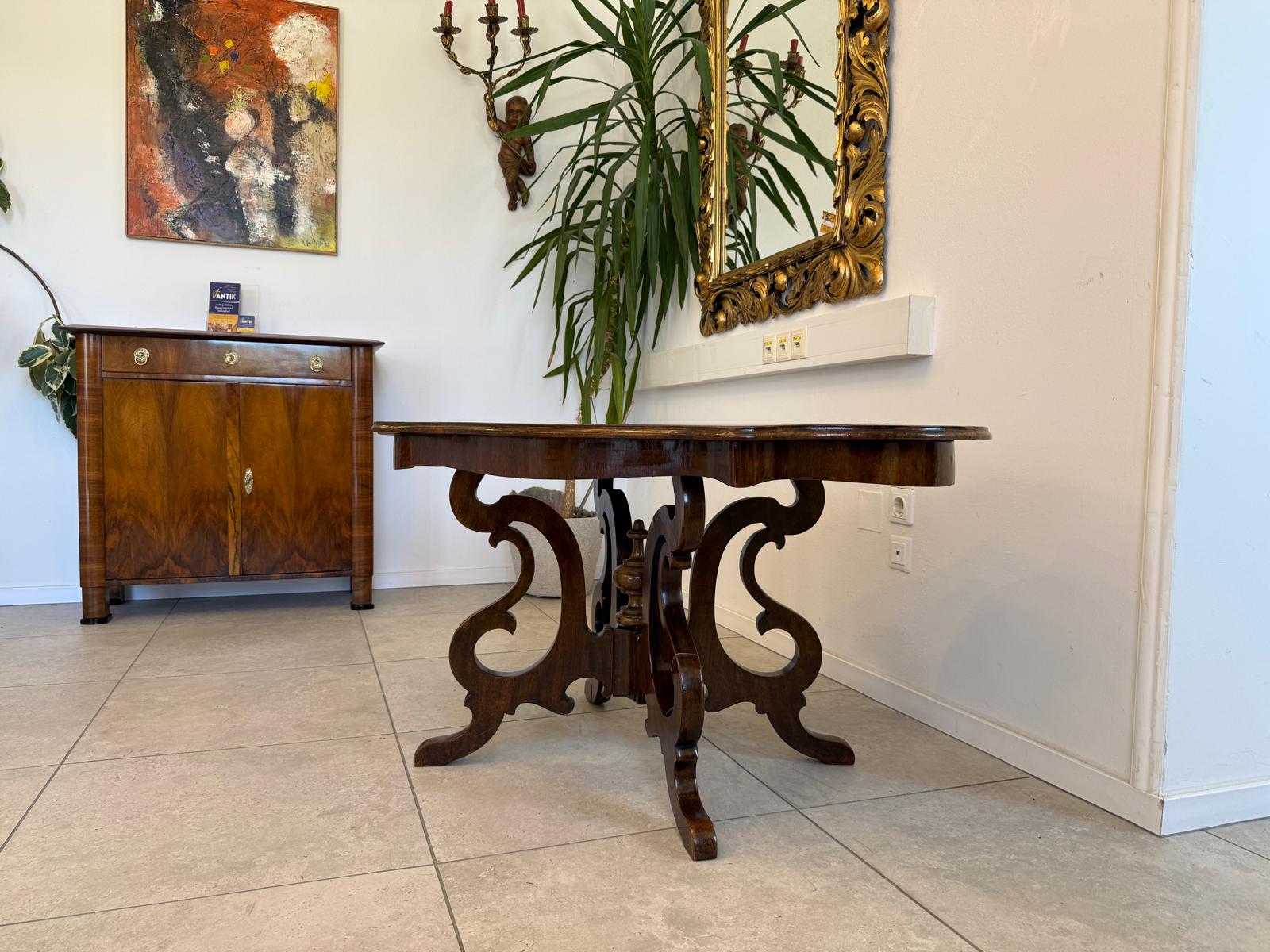 Spätbiedermeier Wohnzimmertisch Tisch Beistelltisch Nussholz D2336