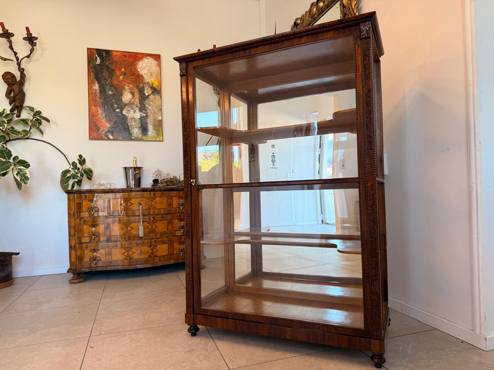 Restaurierte Biedermeier Vitrinenschrank Glasschrank Nussholz Antiquität D2769