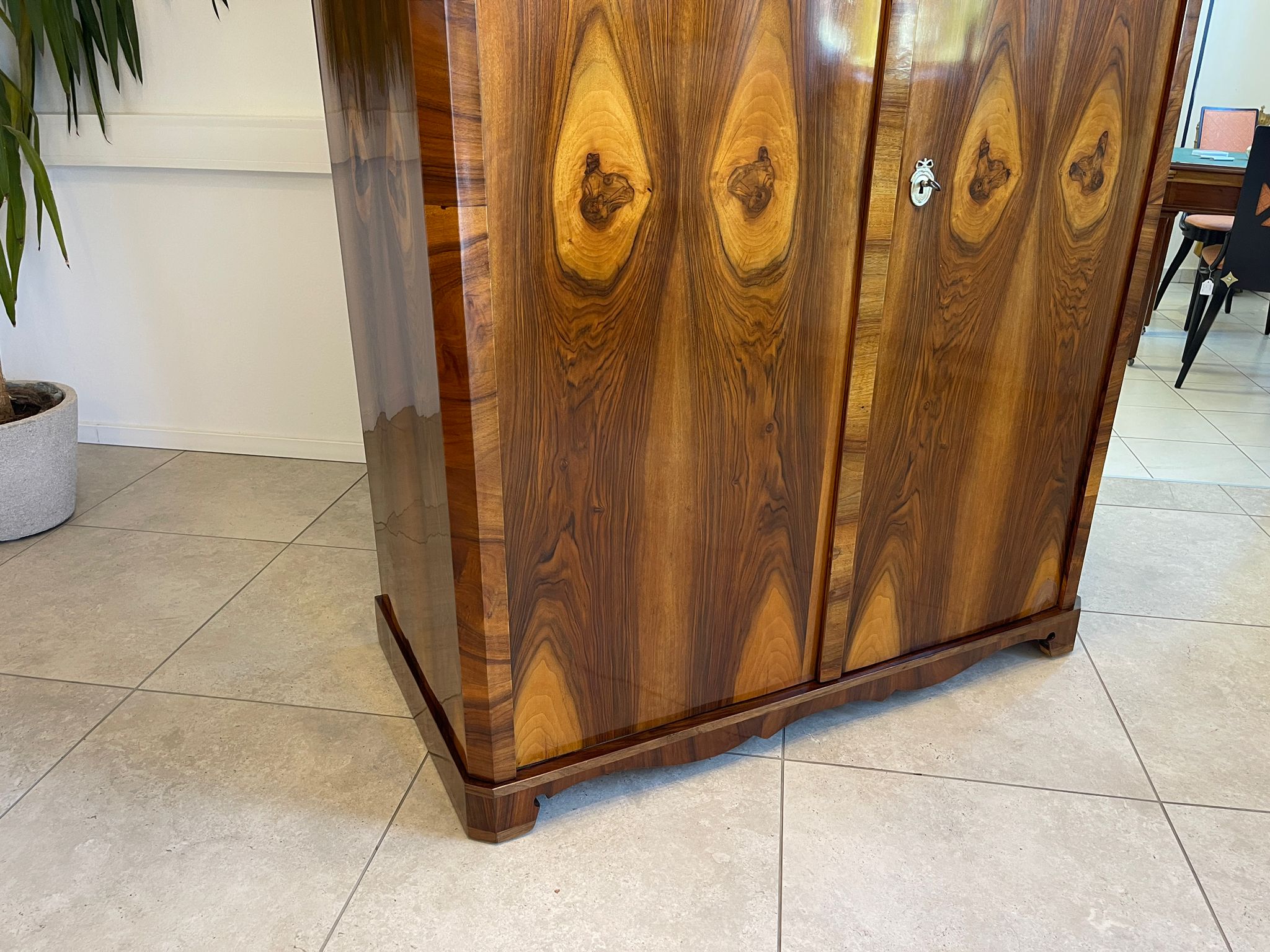 60db78dc-95ea-46a9-a3a5-c33c2d8db571 Restaurierter Biedermeier Schrank Garderobe mit Nussbaumfurnier A5050